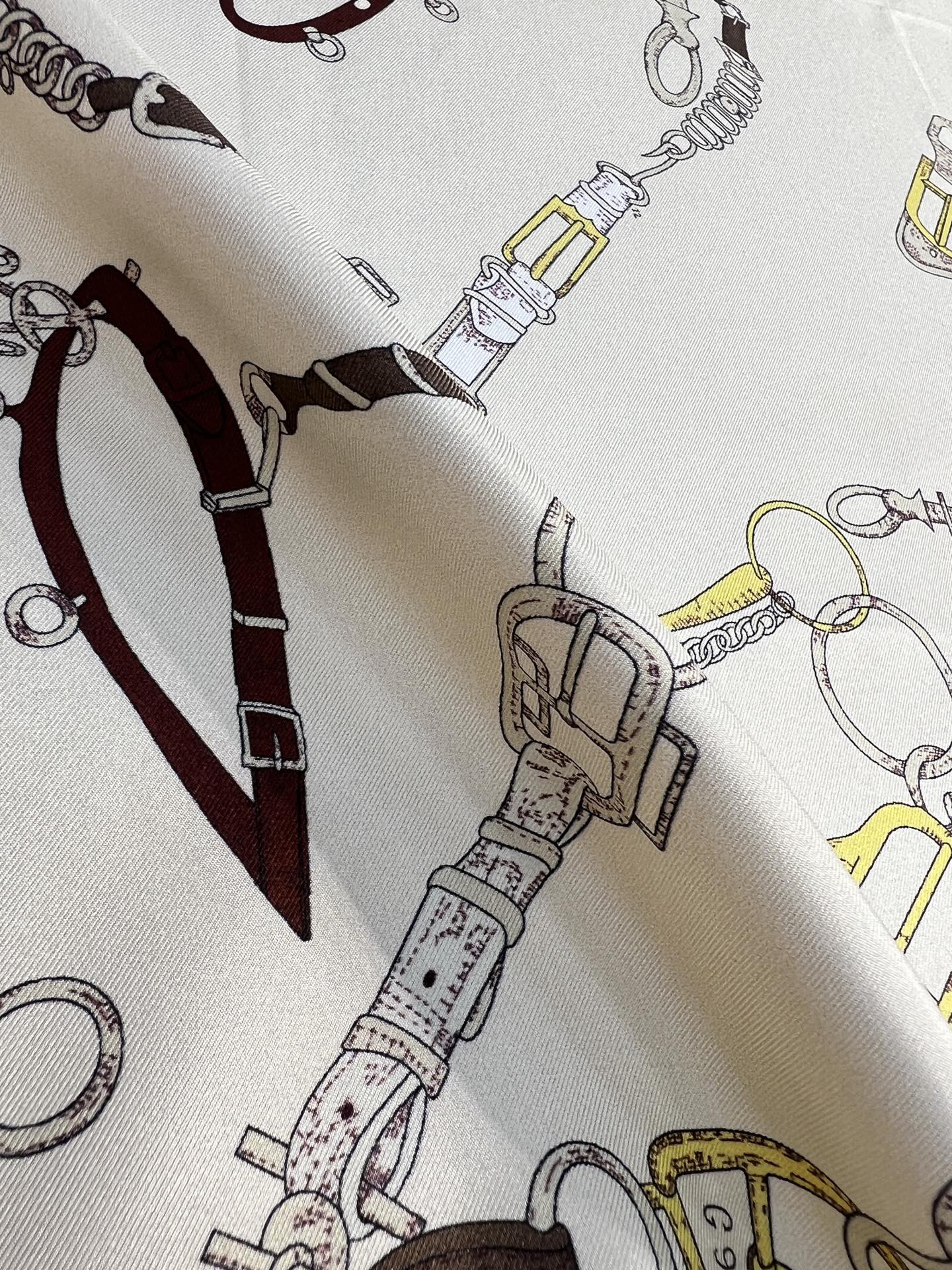 “跃动的马儿”90双面方巾
 【18mm顶级真丝】

手工卷边斜纹真丝方巾（100%桑蚕丝）。

这款爱