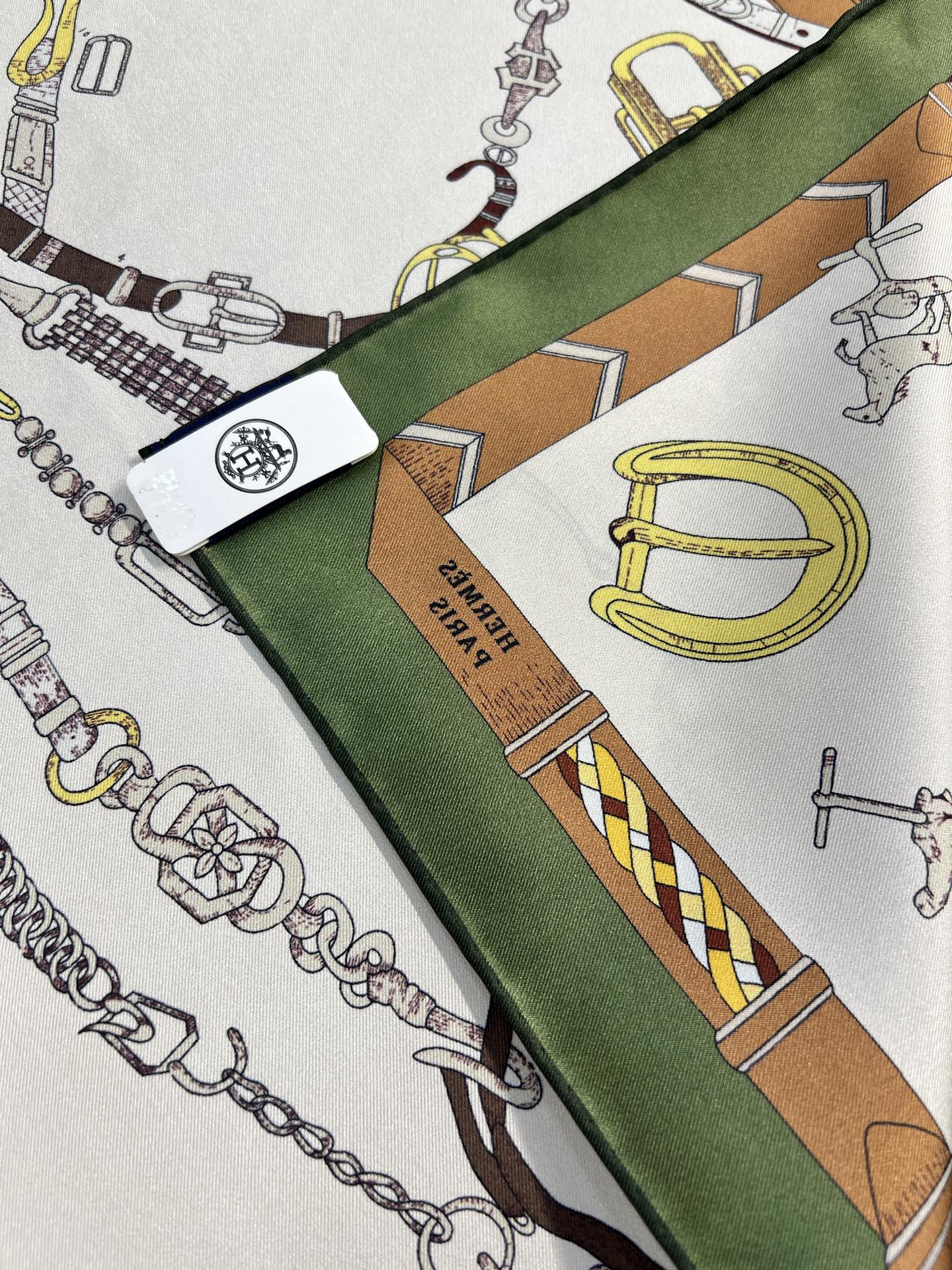 “跃动的马儿”90双面方巾
 【18mm顶级真丝】

手工卷边斜纹真丝方巾（100%桑蚕丝）。

这款爱