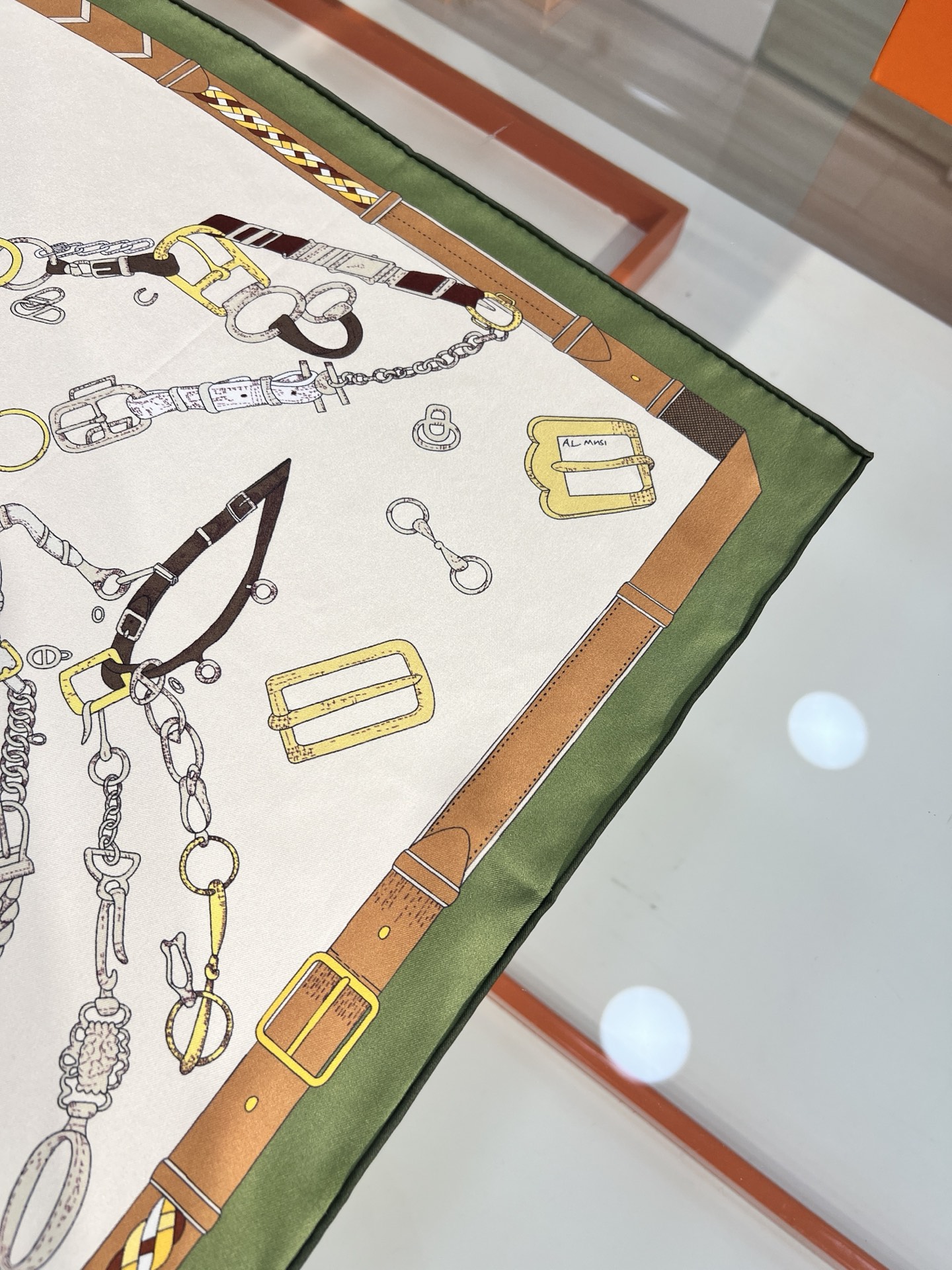 “跃动的马儿”90双面方巾
 【18mm顶级真丝】

手工卷边斜纹真丝方巾（100%桑蚕丝）。

这款爱