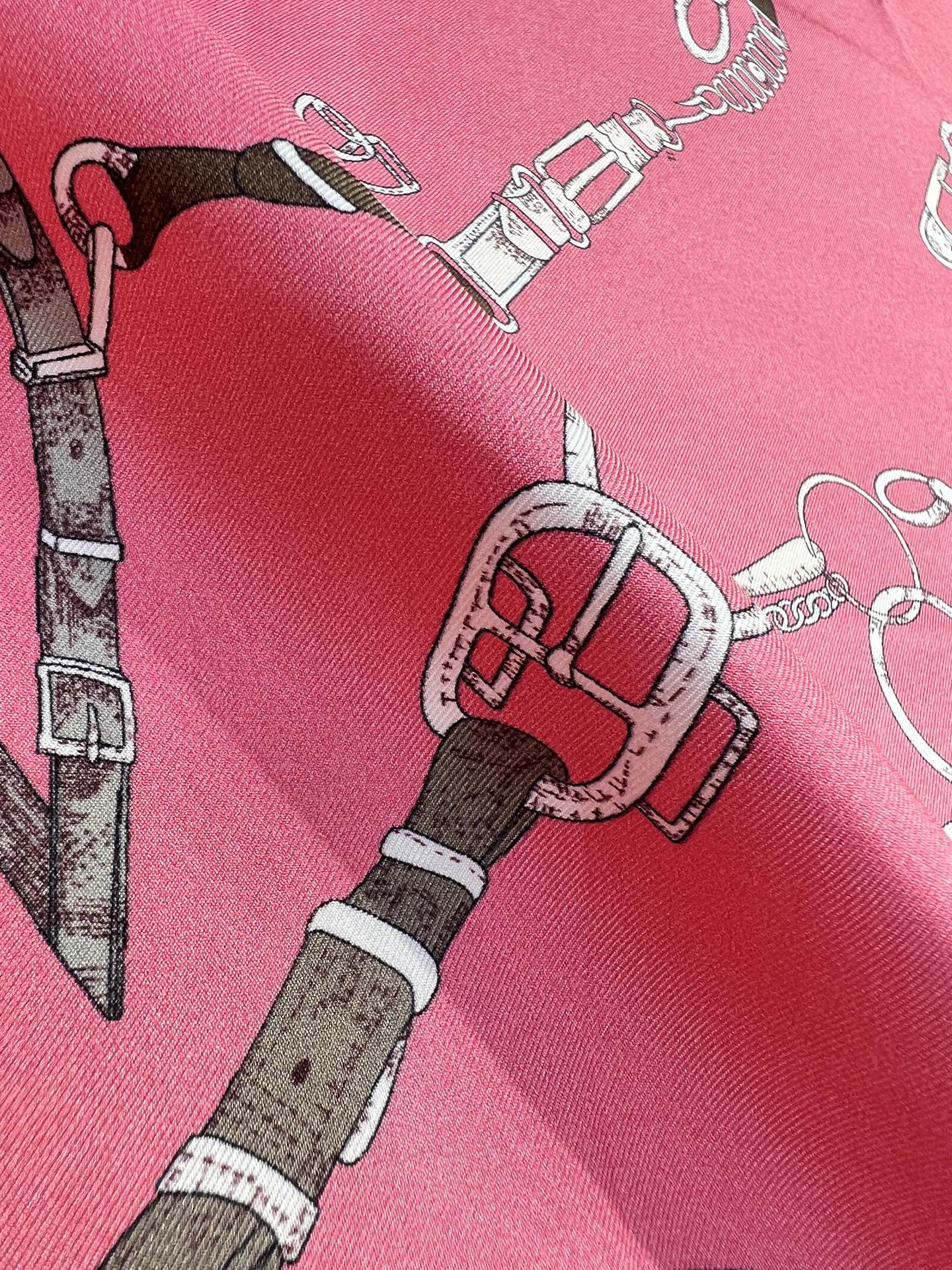 “跃动的马儿”90双面方巾
 【18mm顶级真丝】

手工卷边斜纹真丝方巾（100%桑蚕丝）。

这款爱