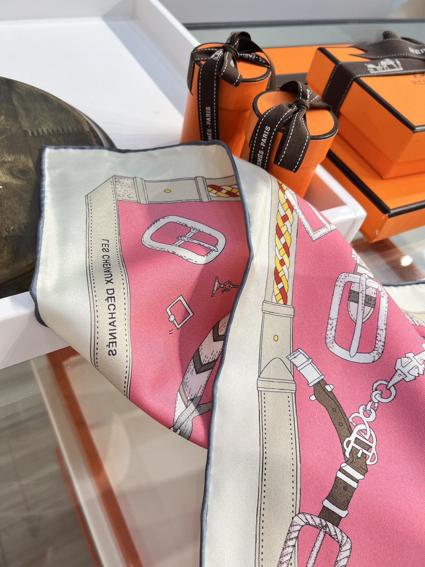 “跃动的马儿”90双面方巾
 【18mm顶级真丝】

手工卷边斜纹真丝方巾（100%桑蚕丝）。

这款爱