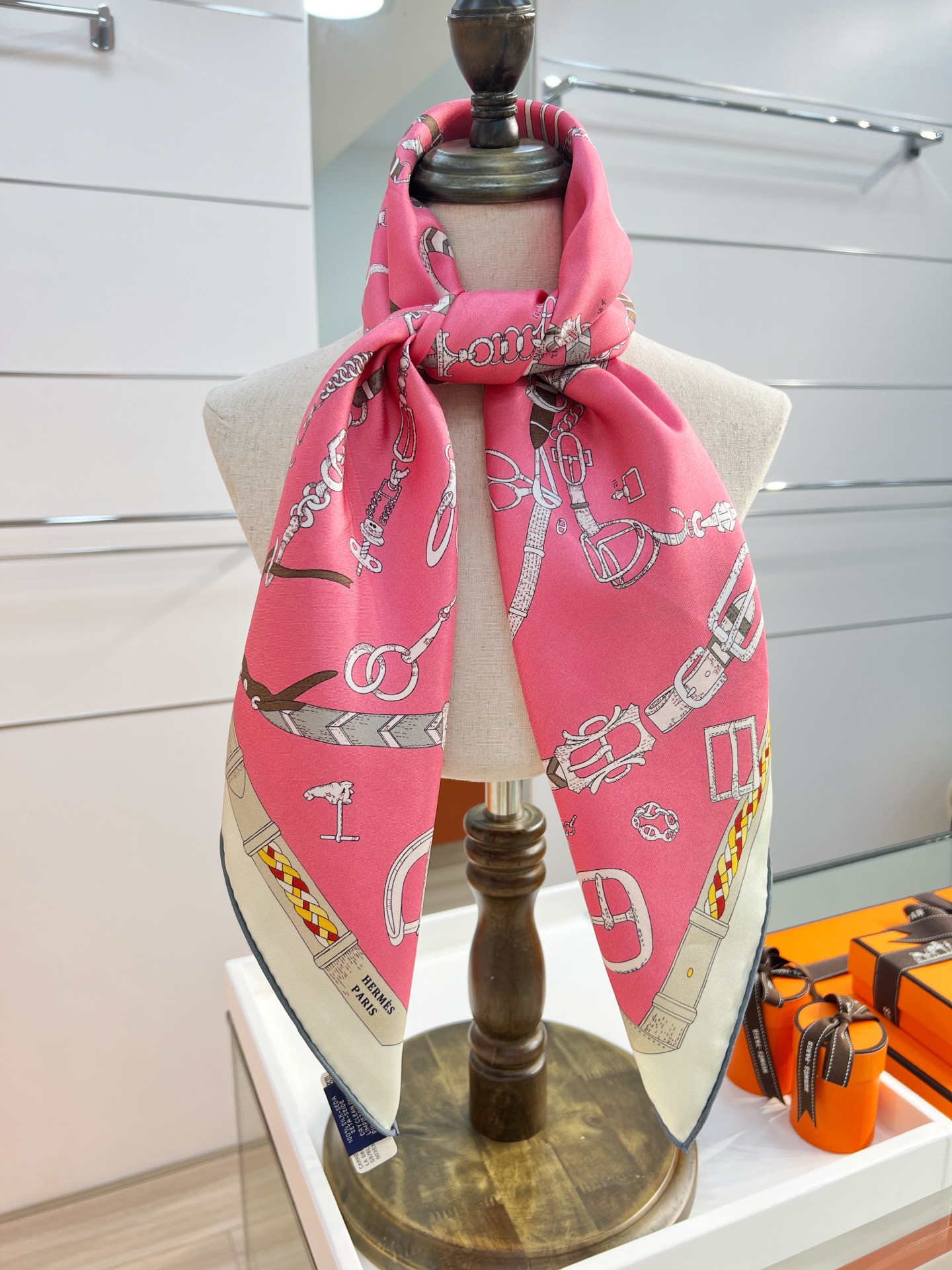 “跃动的马儿”90双面方巾
 【18mm顶级真丝】

手工卷边斜纹真丝方巾（100%桑蚕丝）。

这款爱