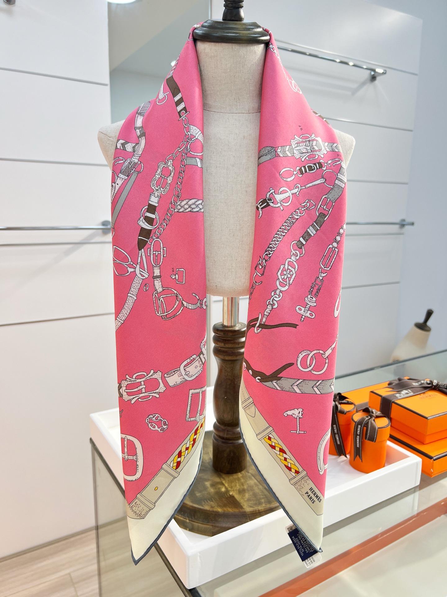 “跃动的马儿”90双面方巾
 【18mm顶级真丝】

手工卷边斜纹真丝方巾（100%桑蚕丝）。

这款爱