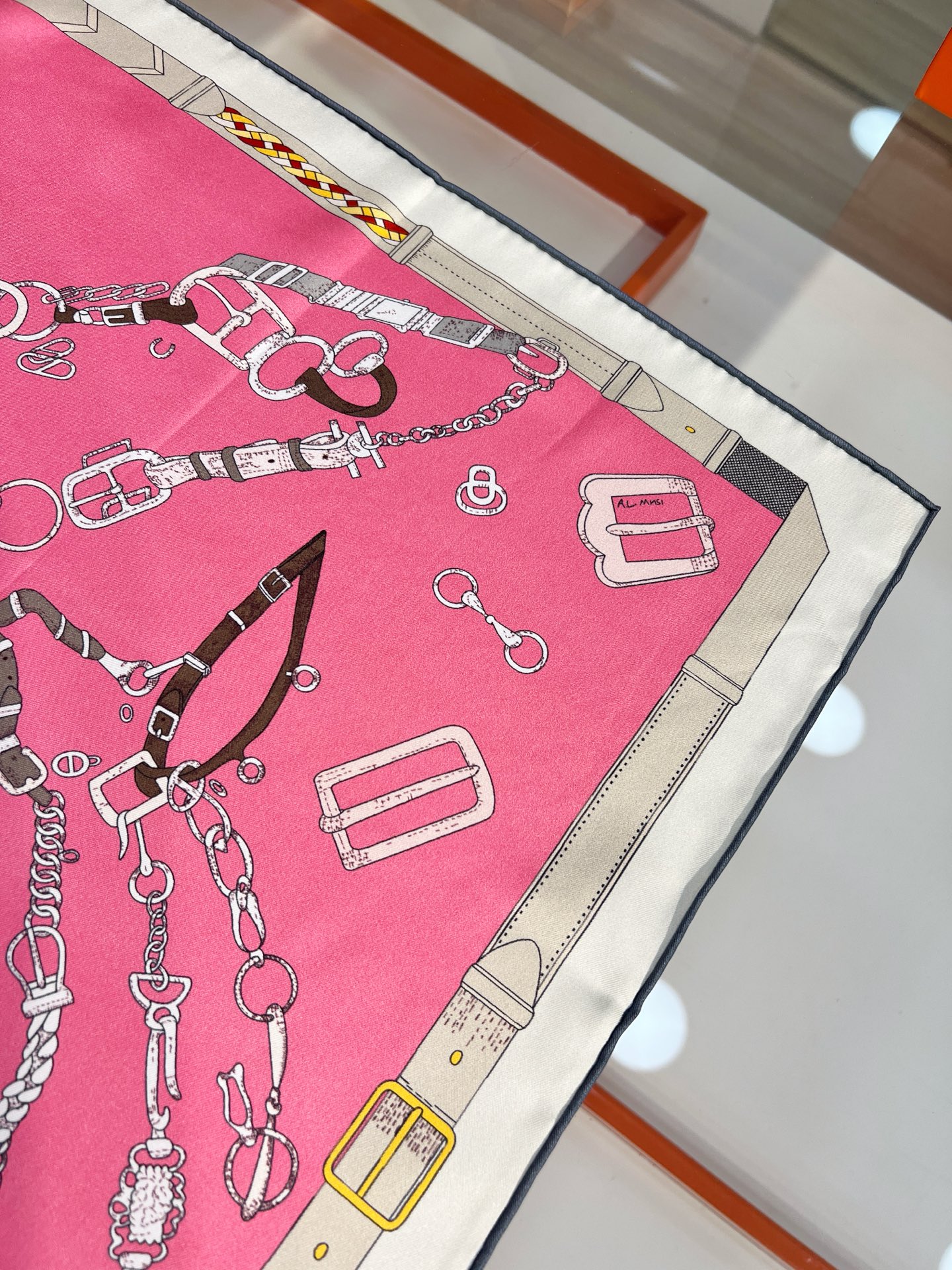 “跃动的马儿”90双面方巾
 【18mm顶级真丝】

手工卷边斜纹真丝方巾（100%桑蚕丝）。

这款爱