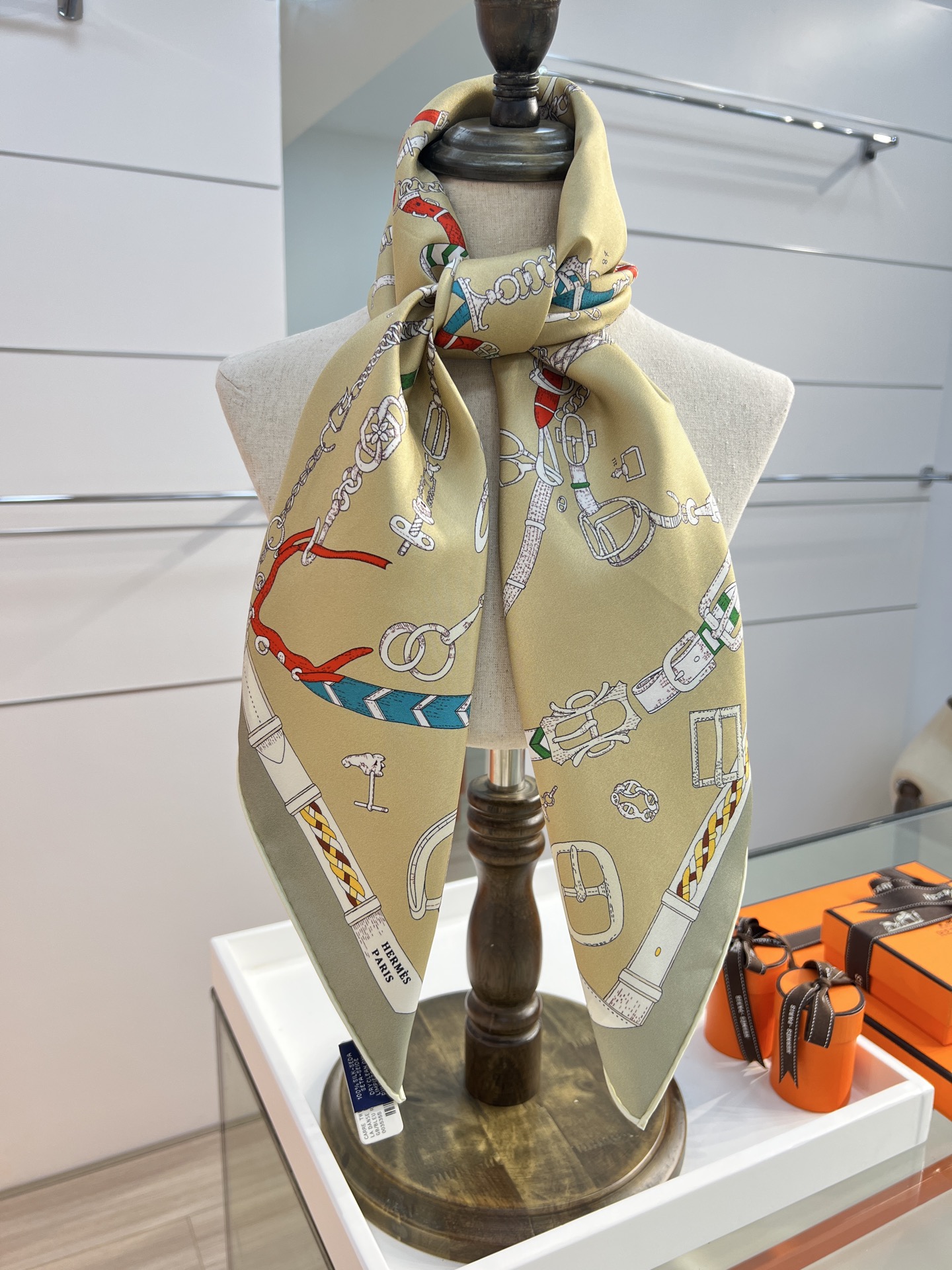 “跃动的马儿”90双面方巾
 【18mm顶级真丝】

手工卷边斜纹真丝方巾（100%桑蚕丝）。

这款爱