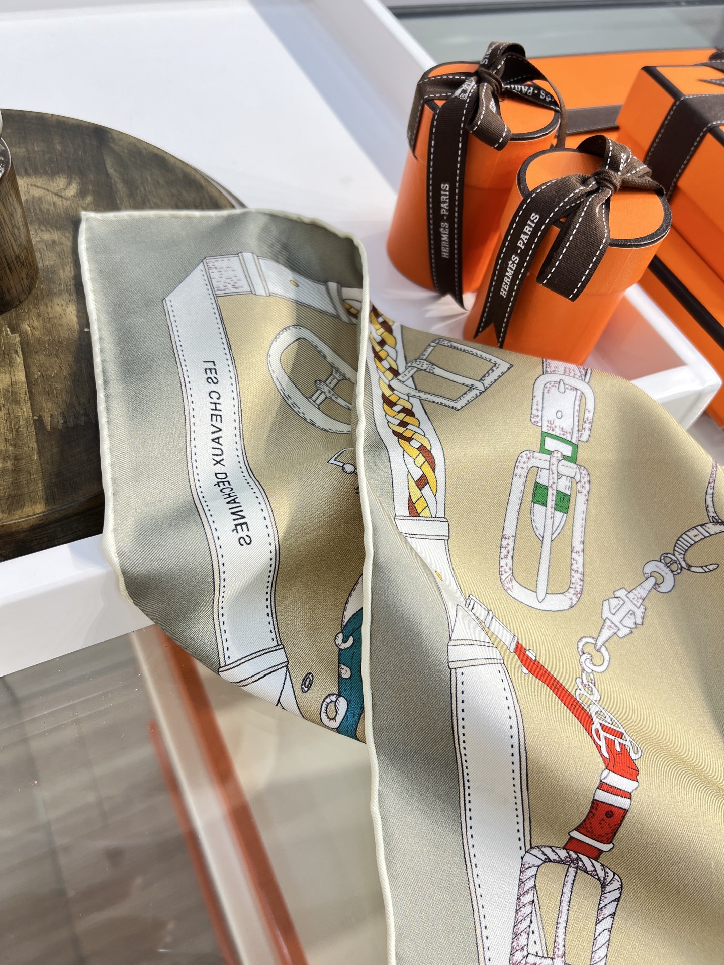 “跃动的马儿”90双面方巾
 【18mm顶级真丝】

手工卷边斜纹真丝方巾（100%桑蚕丝）。

这款爱