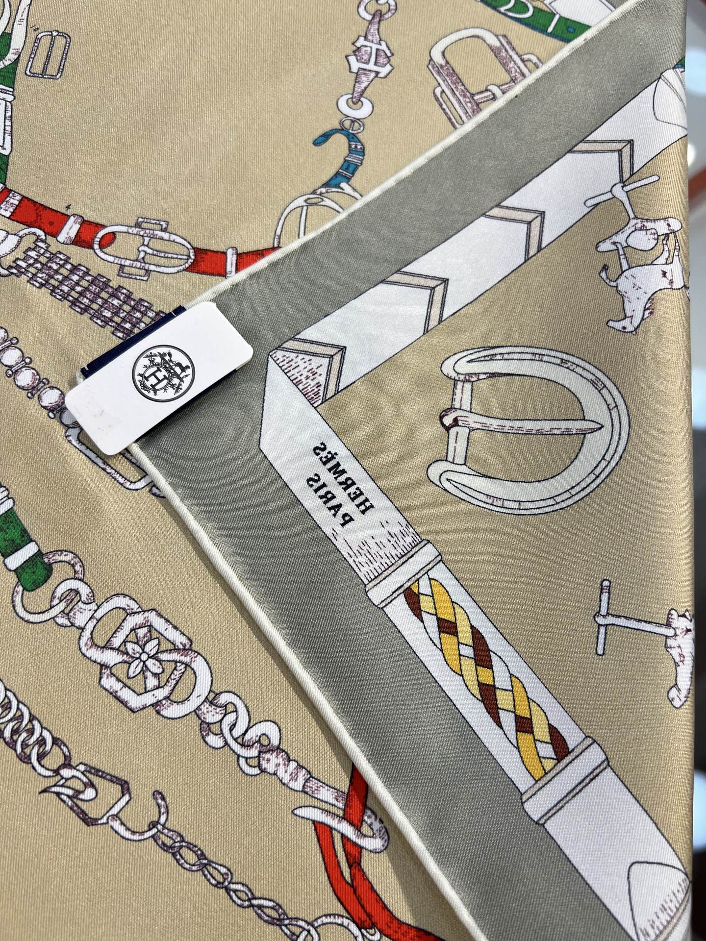 “跃动的马儿”90双面方巾
 【18mm顶级真丝】

手工卷边斜纹真丝方巾（100%桑蚕丝）。

这款爱