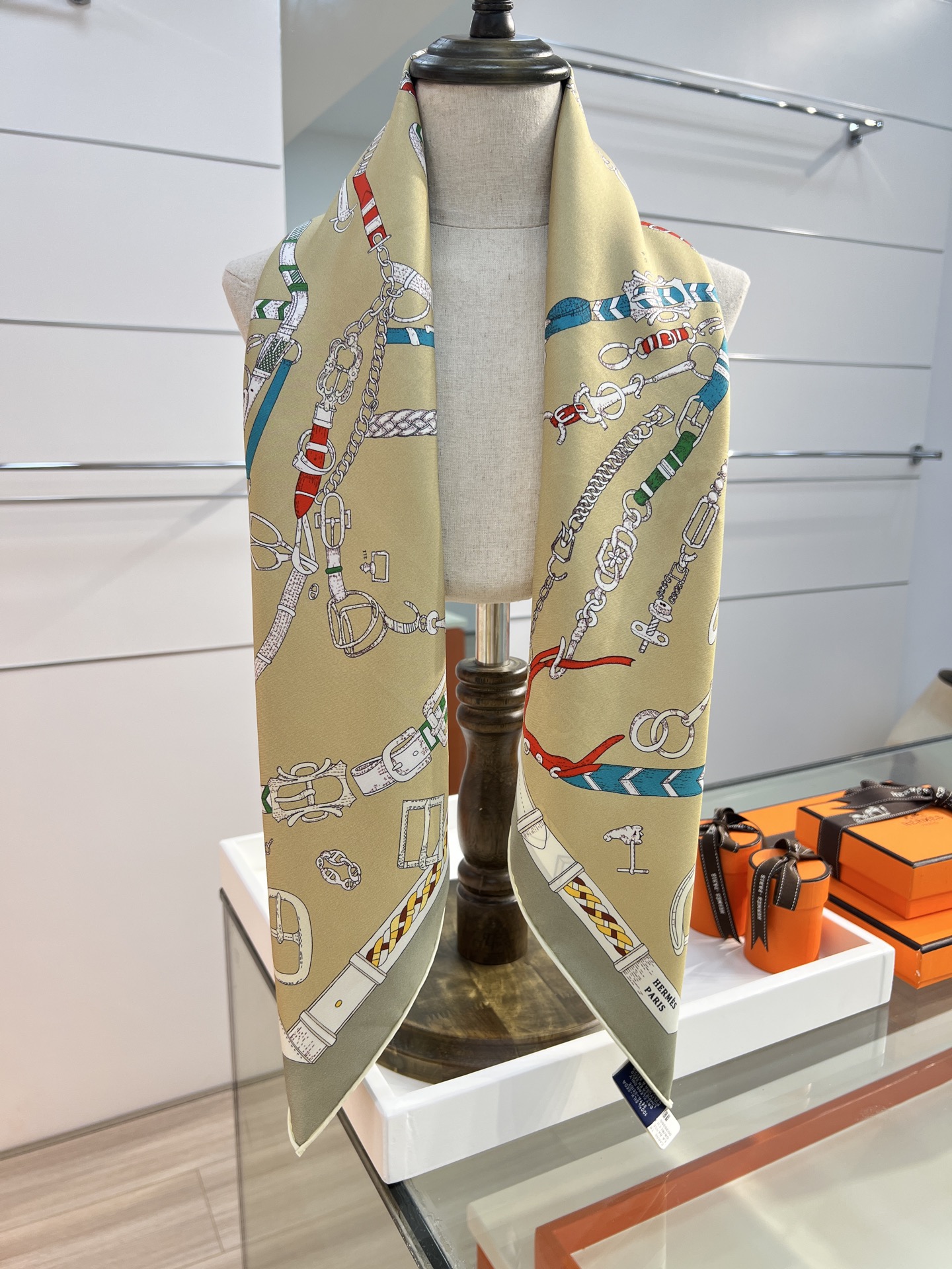 “跃动的马儿”90双面方巾
 【18mm顶级真丝】

手工卷边斜纹真丝方巾（100%桑蚕丝）。

这款爱