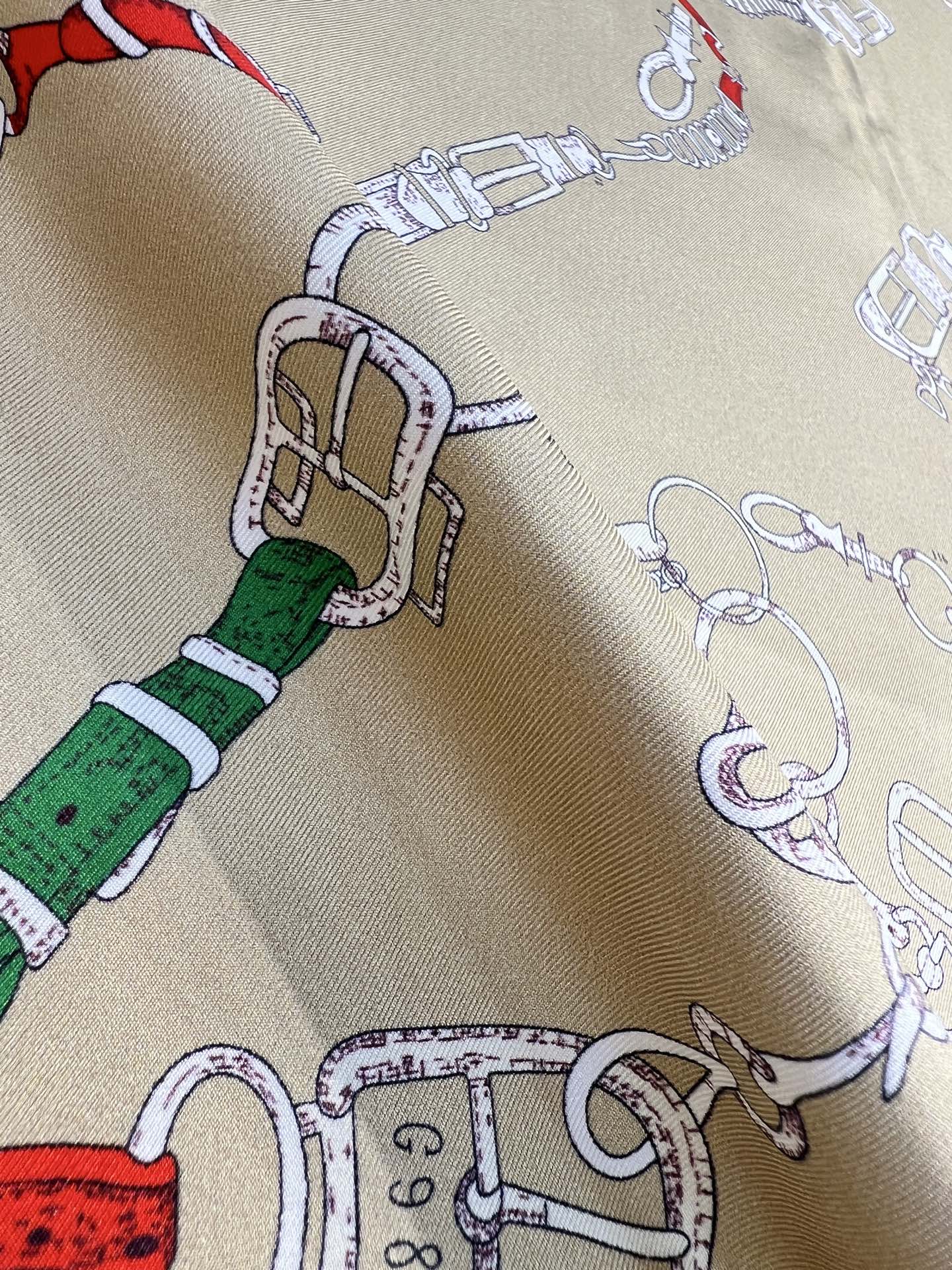 “跃动的马儿”90双面方巾
 【18mm顶级真丝】

手工卷边斜纹真丝方巾（100%桑蚕丝）。

这款爱