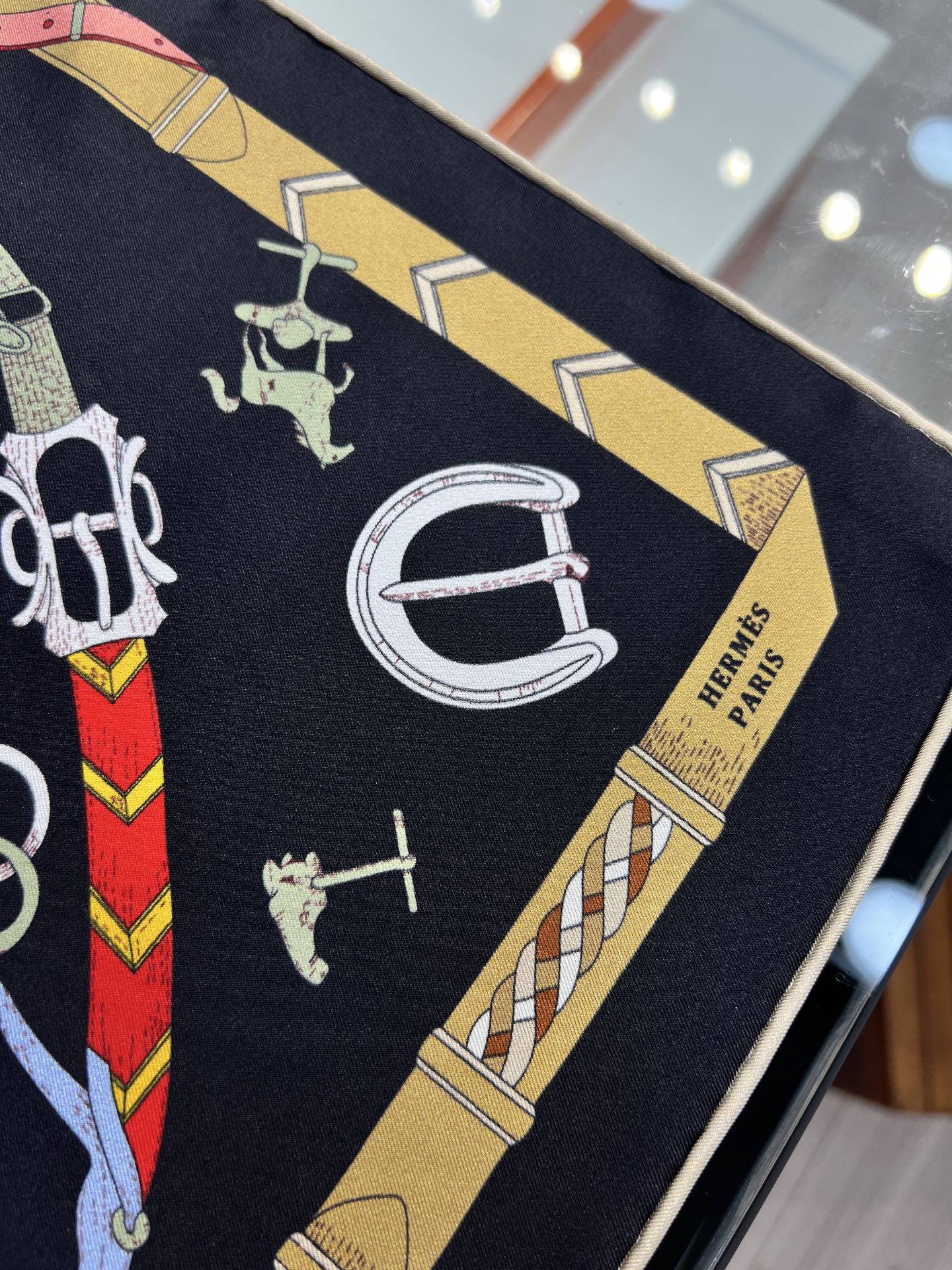 “跃动的马儿”90双面方巾
 【18mm顶级真丝】

手工卷边斜纹真丝方巾（100%桑蚕丝）。

这款爱