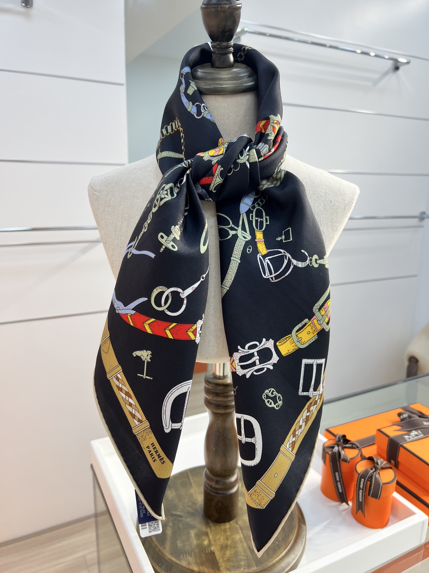 “跃动的马儿”90双面方巾
 【18mm顶级真丝】

手工卷边斜纹真丝方巾（100%桑蚕丝）。

这款爱