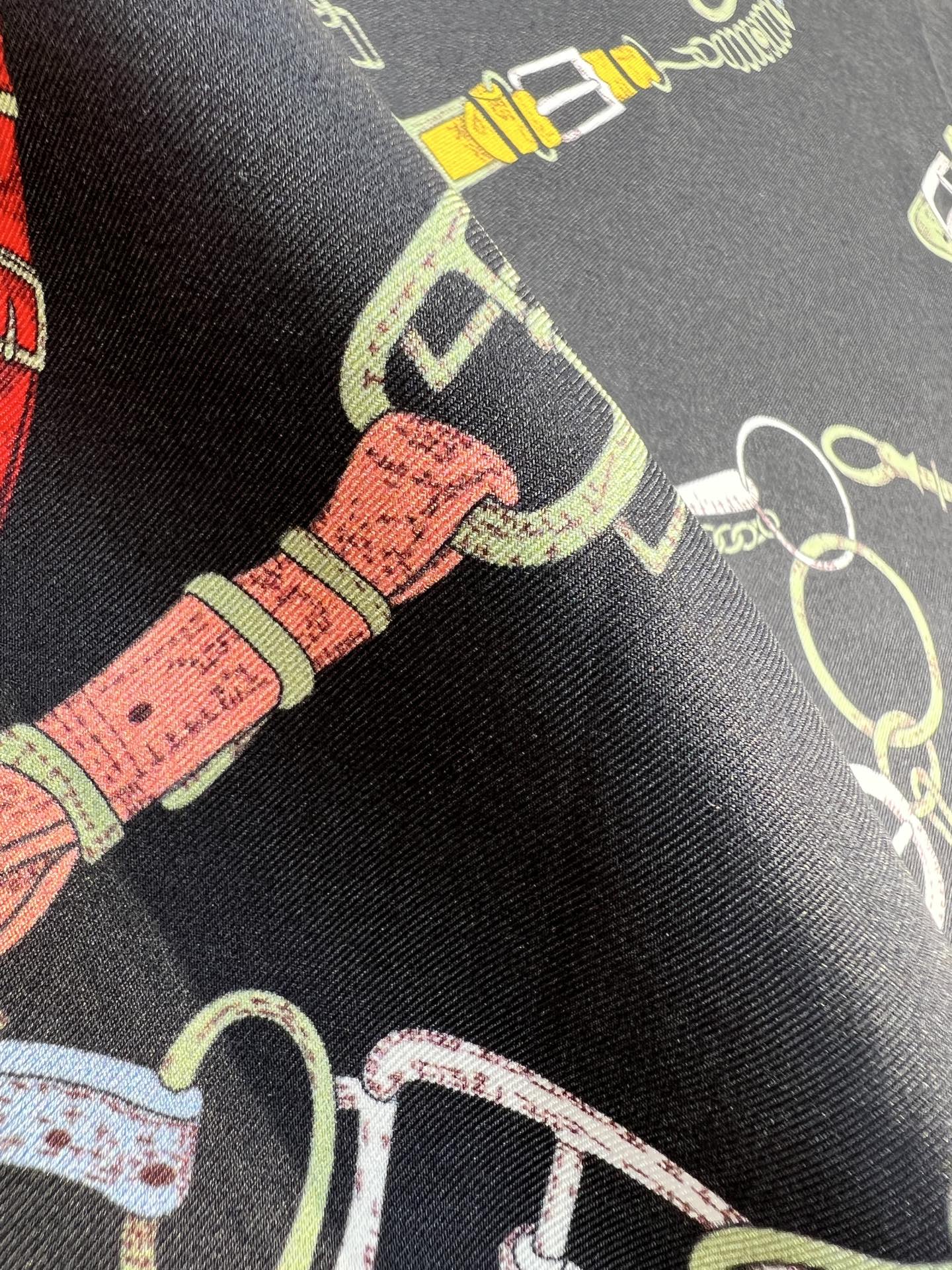 “跃动的马儿”90双面方巾
 【18mm顶级真丝】

手工卷边斜纹真丝方巾（100%桑蚕丝）。

这款爱