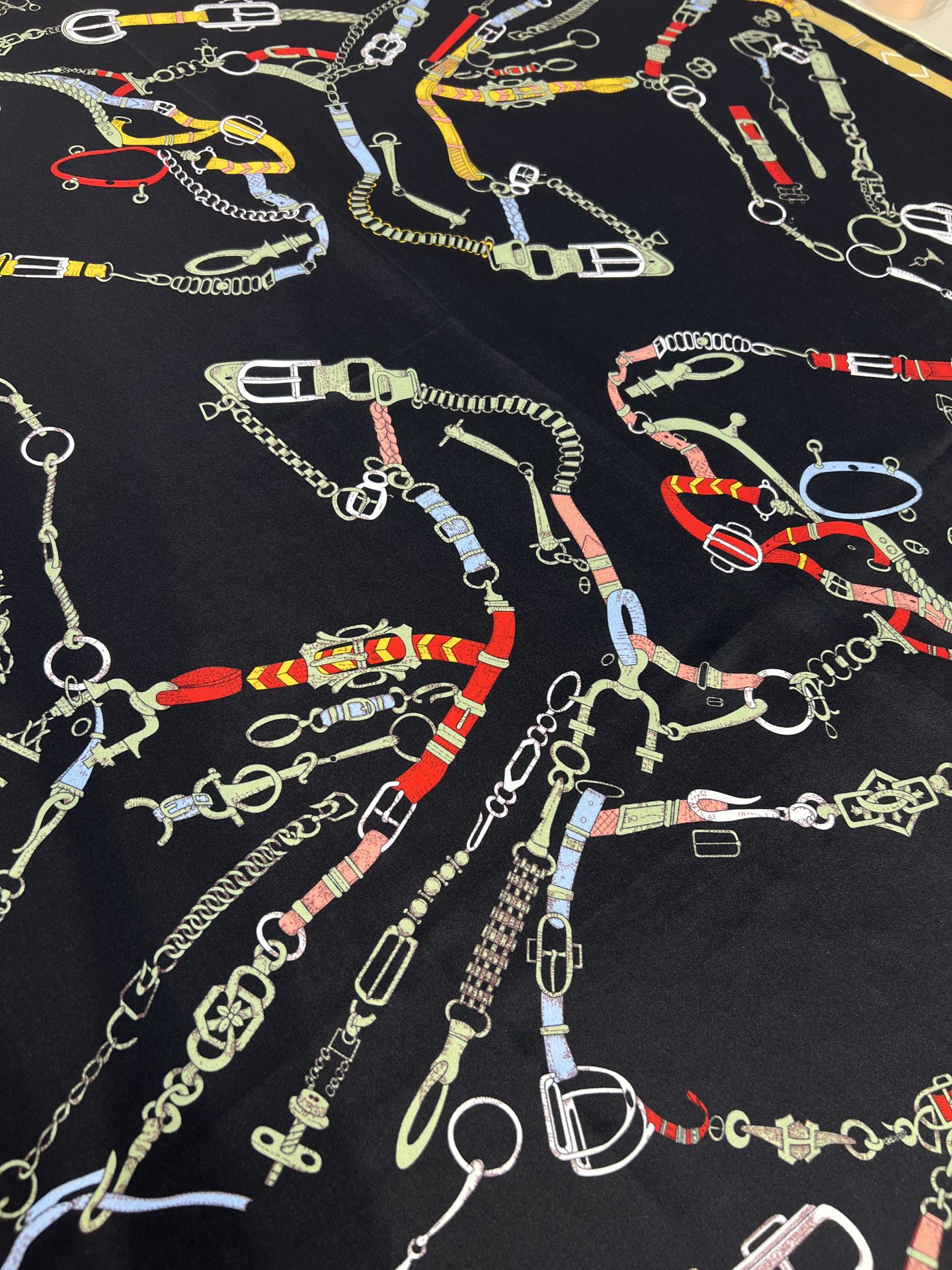 “跃动的马儿”90双面方巾
 【18mm顶级真丝】

手工卷边斜纹真丝方巾（100%桑蚕丝）。

这款爱