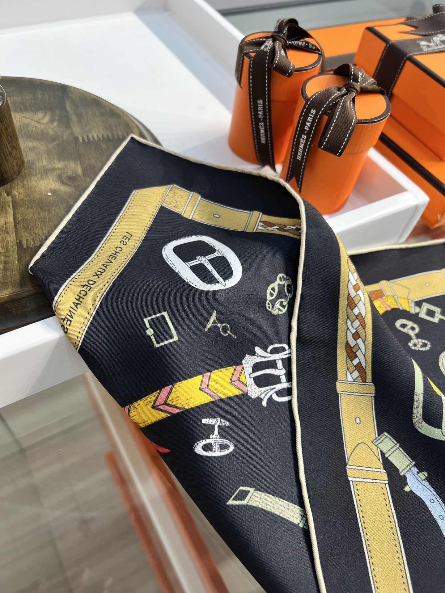 “跃动的马儿”90双面方巾
 【18mm顶级真丝】

手工卷边斜纹真丝方巾（100%桑蚕丝）。

这款爱