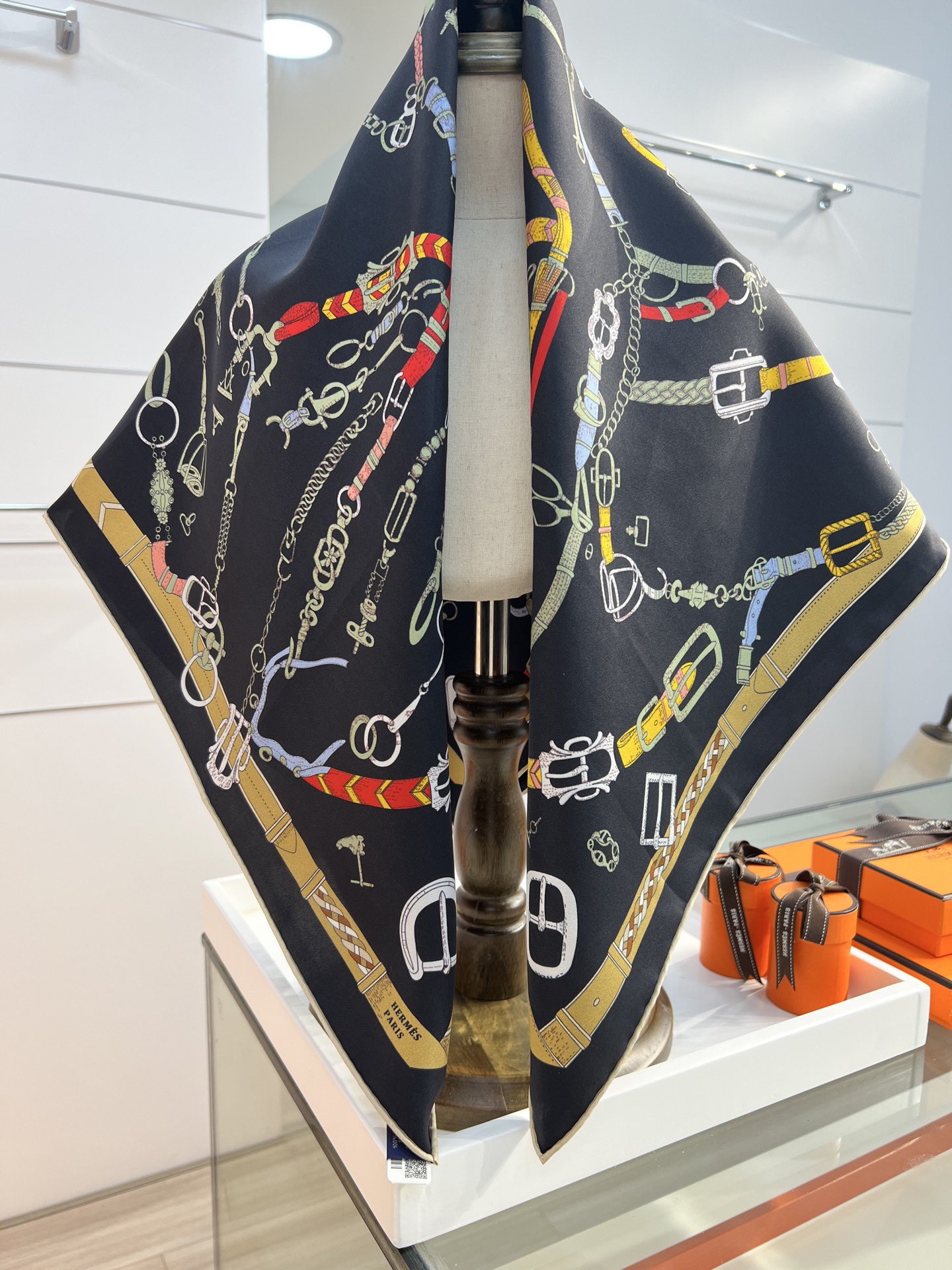 “跃动的马儿”90双面方巾
 【18mm顶级真丝】

手工卷边斜纹真丝方巾（100%桑蚕丝）。

这款爱