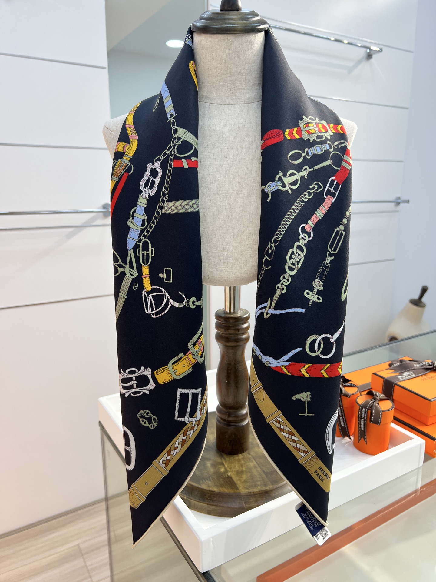 “跃动的马儿”90双面方巾
 【18mm顶级真丝】

手工卷边斜纹真丝方巾（100%桑蚕丝）。

这款爱