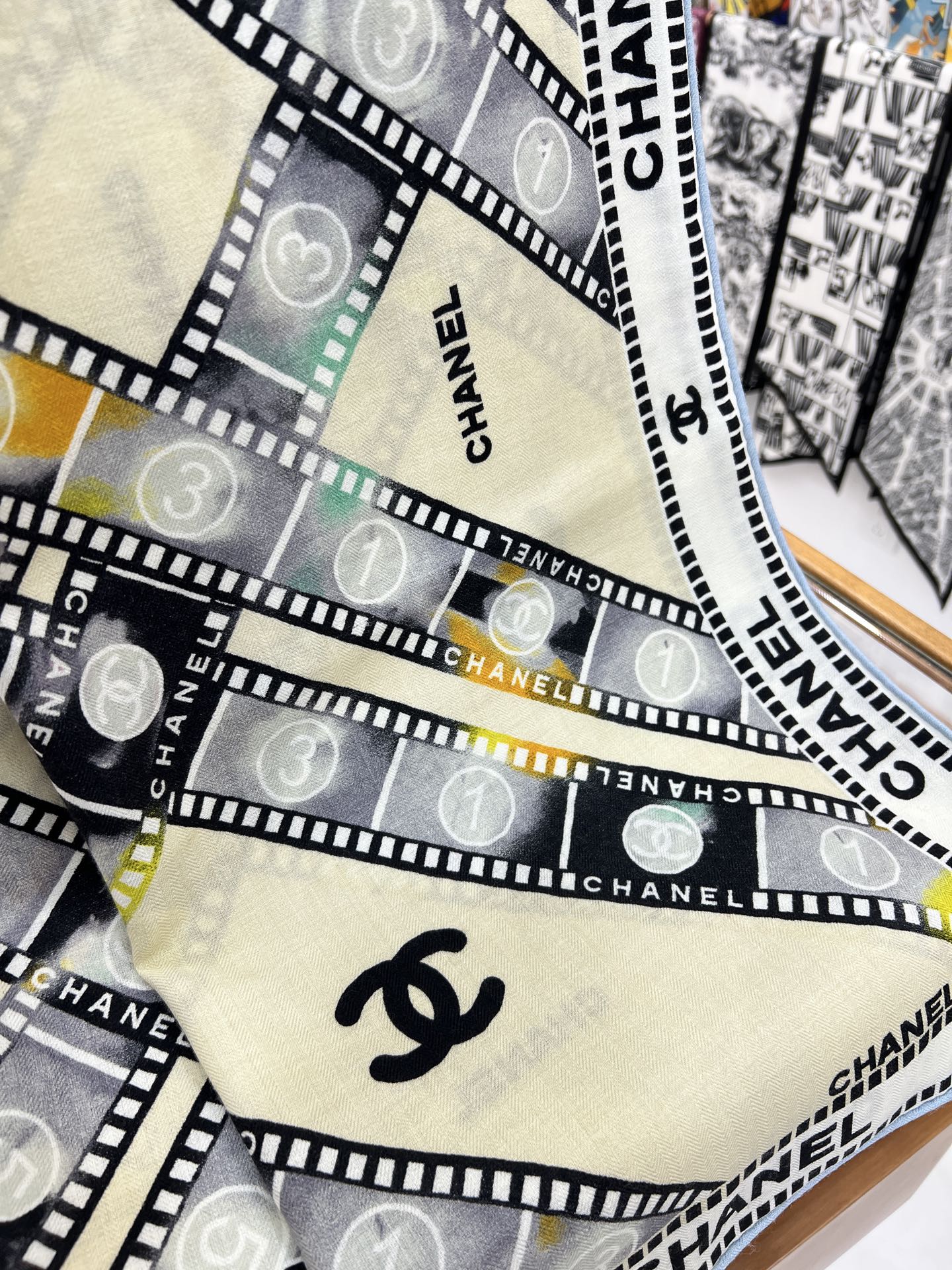 💰强推～超级时尚感的Chanel披肩
【140顶级丝毛双面同色披肩】

复古胶片图案的设计风格
真的超级