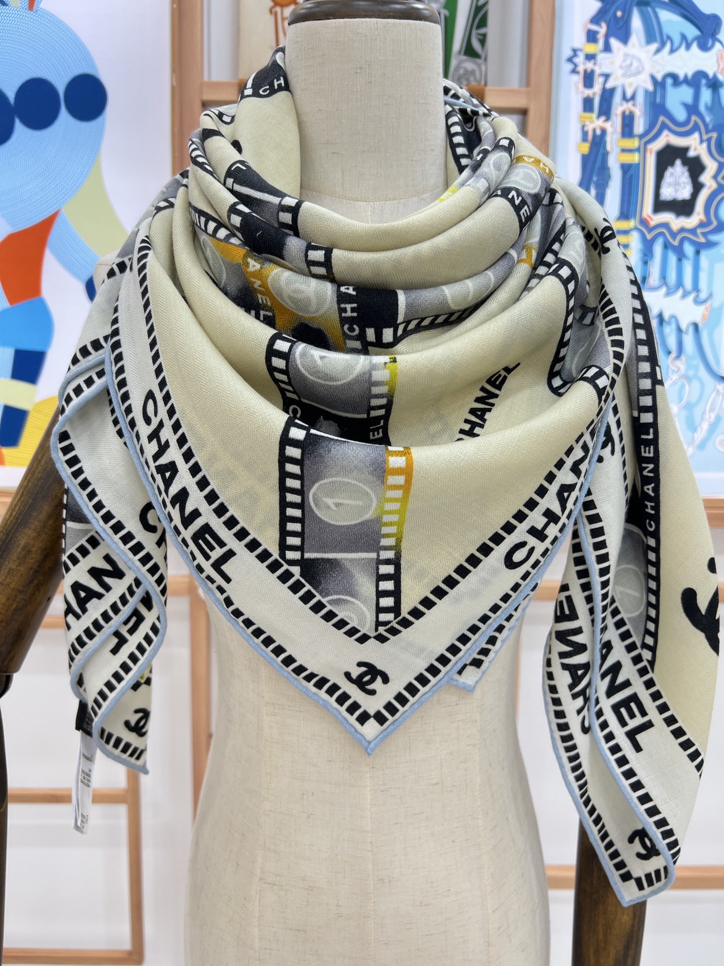 💰强推～超级时尚感的Chanel披肩
【140顶级丝毛双面同色披肩】

复古胶片图案的设计风格
真的超级