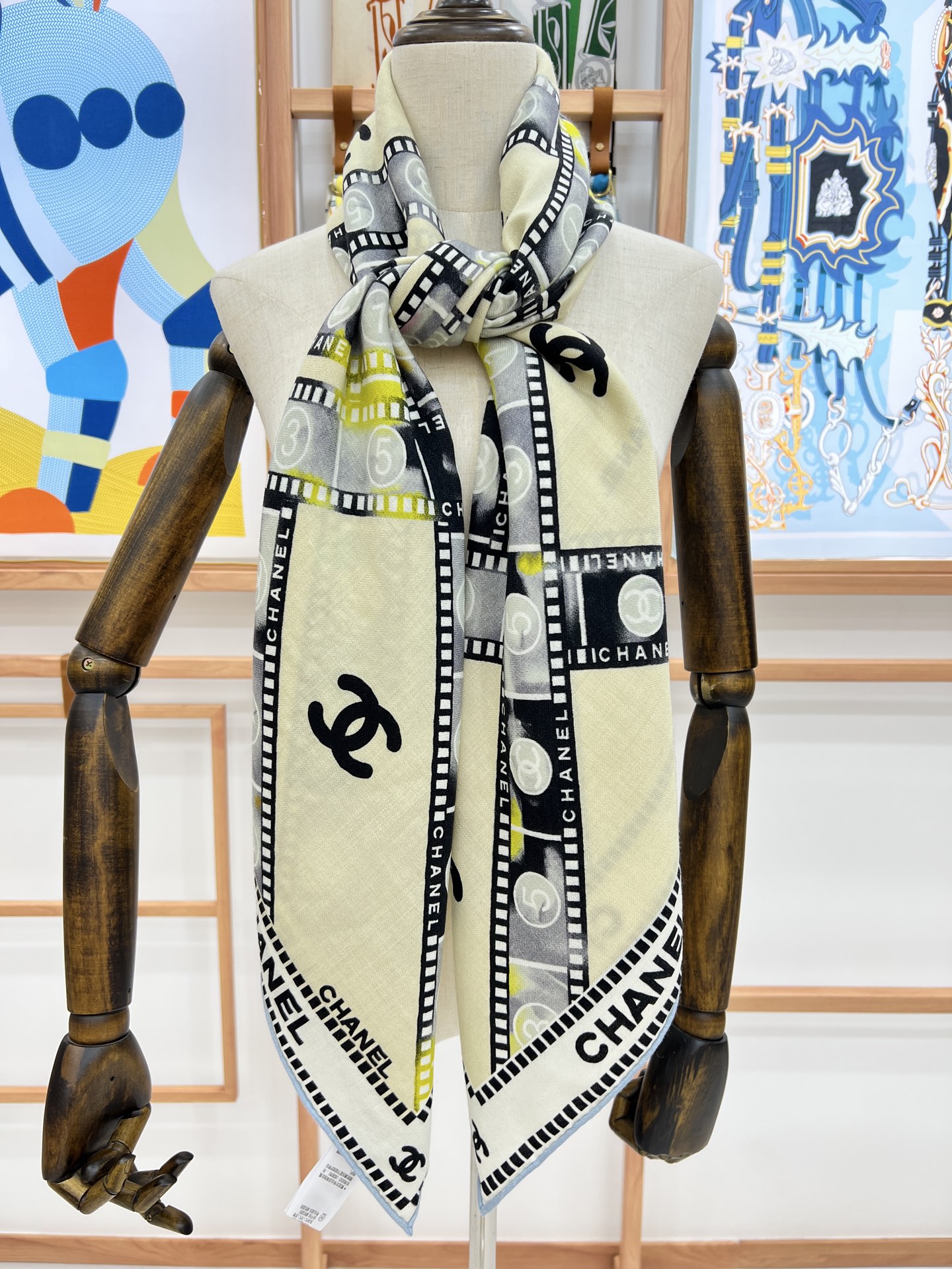 💰强推～超级时尚感的Chanel披肩
【140顶级丝毛双面同色披肩】

复古胶片图案的设计风格
真的超级