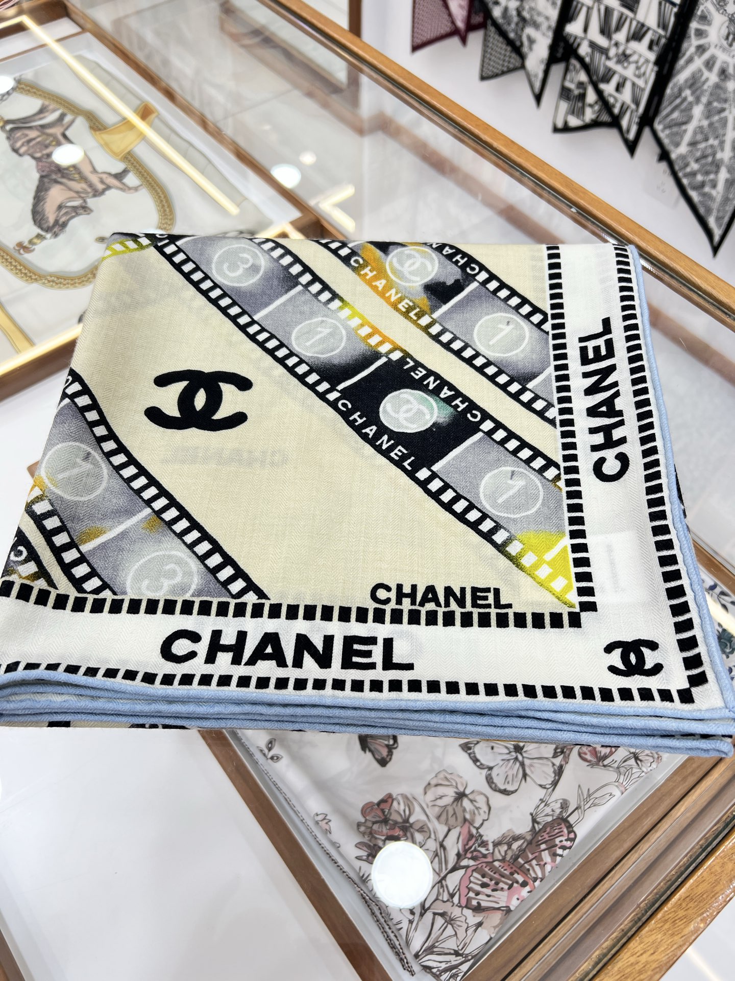 💰强推～超级时尚感的Chanel披肩
【140顶级丝毛双面同色披肩】

复古胶片图案的设计风格
真的超级