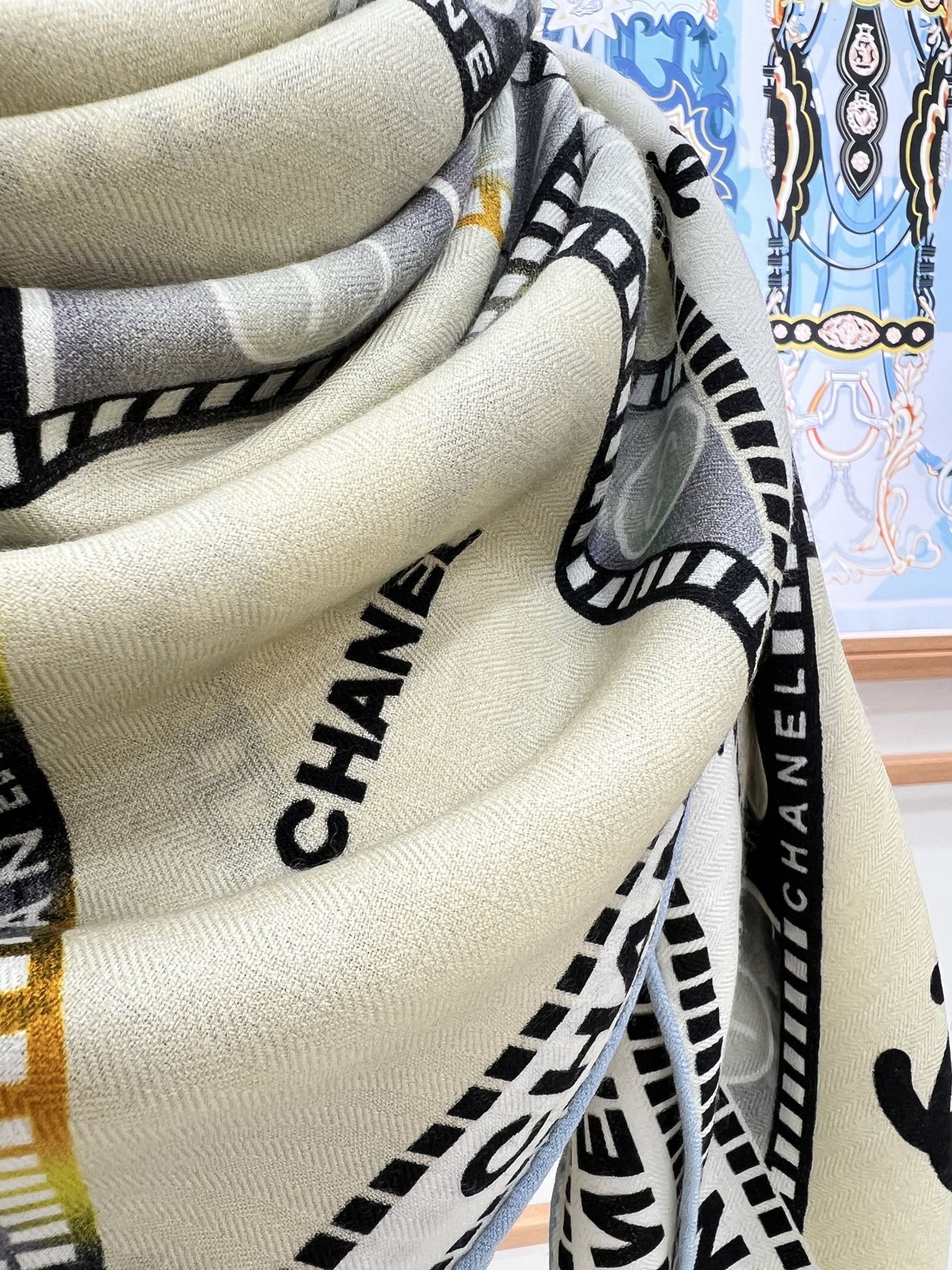 💰强推～超级时尚感的Chanel披肩
【140顶级丝毛双面同色披肩】

复古胶片图案的设计风格
真的超级