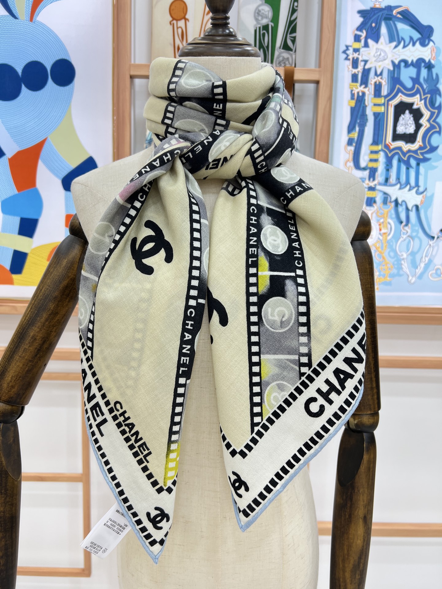 💰强推～超级时尚感的Chanel披肩
【140顶级丝毛双面同色披肩】

复古胶片图案的设计风格
真的超级