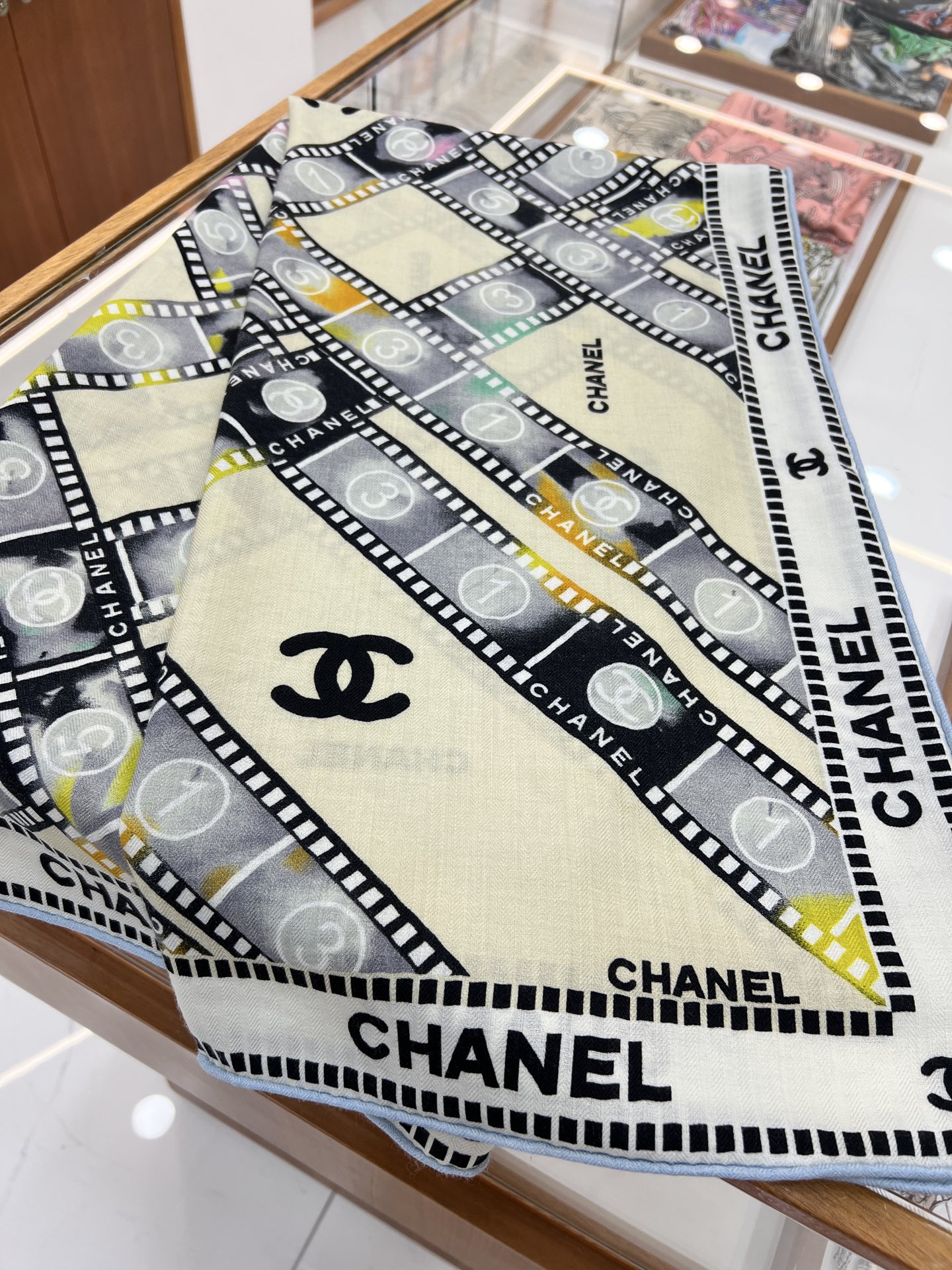 💰强推～超级时尚感的Chanel披肩
【140顶级丝毛双面同色披肩】

复古胶片图案的设计风格
真的超级