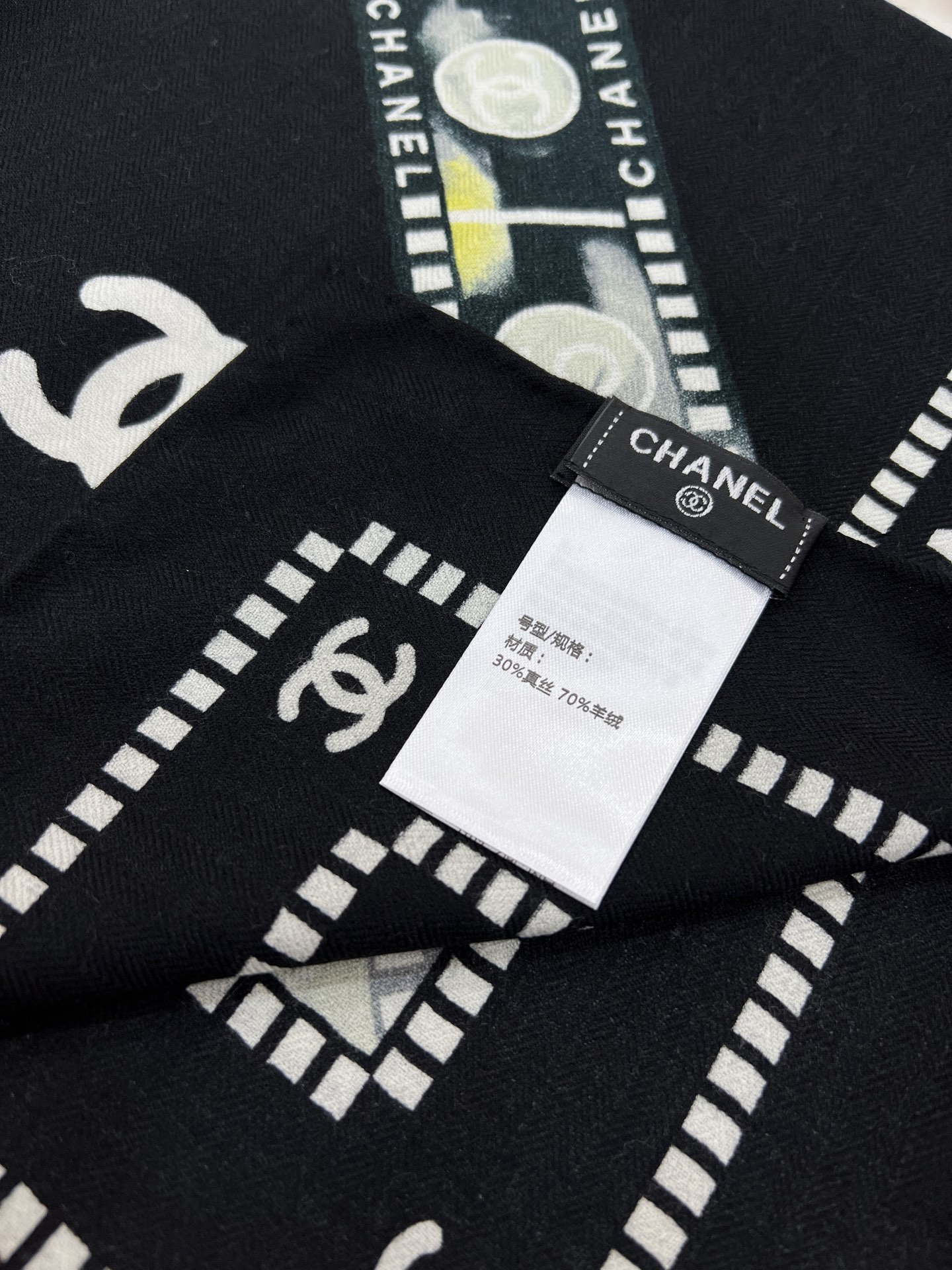 💰强推～超级时尚感的Chanel披肩
【140顶级丝毛双面同色披肩】

复古胶片图案的设计风格
真的超级