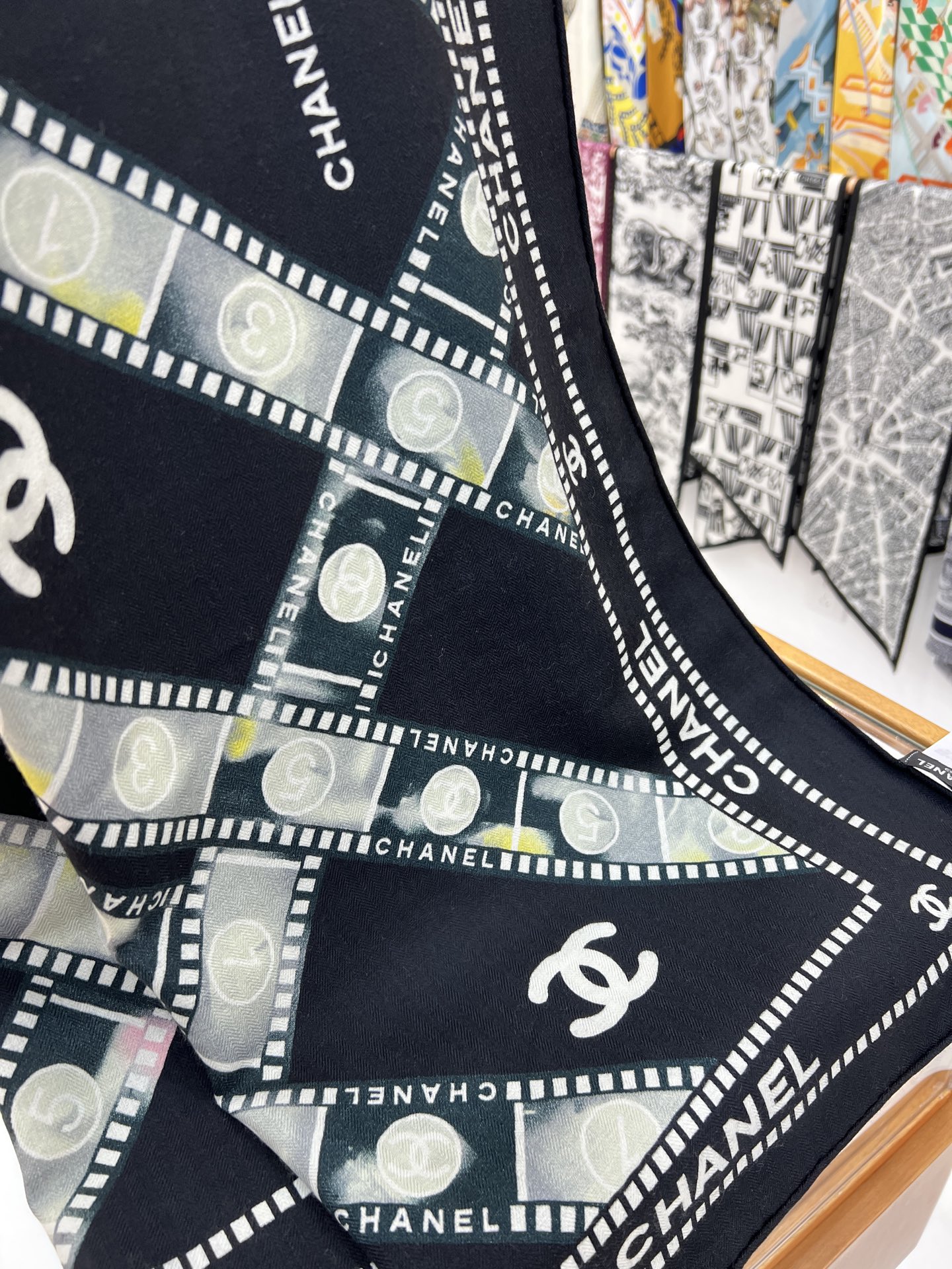 💰强推～超级时尚感的Chanel披肩
【140顶级丝毛双面同色披肩】

复古胶片图案的设计风格
真的超级