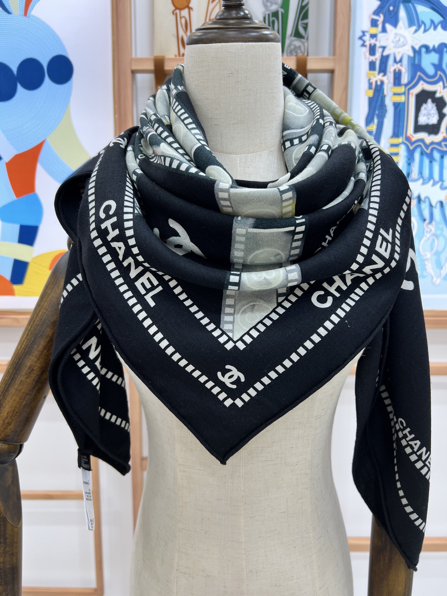 💰强推～超级时尚感的Chanel披肩
【140顶级丝毛双面同色披肩】

复古胶片图案的设计风格
真的超级