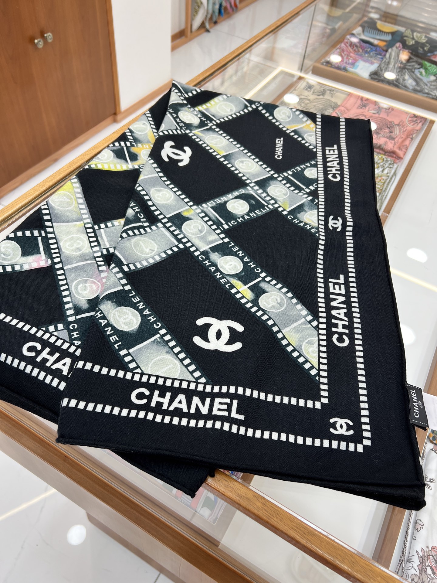 💰强推～超级时尚感的Chanel披肩
【140顶级丝毛双面同色披肩】

复古胶片图案的设计风格
真的超级