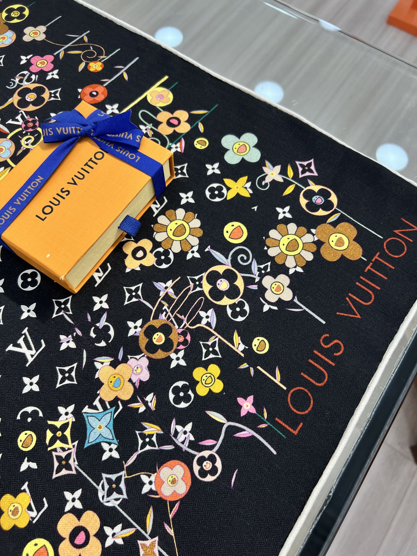 Louis Vuitton LV x TM Monogram Superflat Flowers 方巾出自路易威登与村上隆携手呈现的合作系列