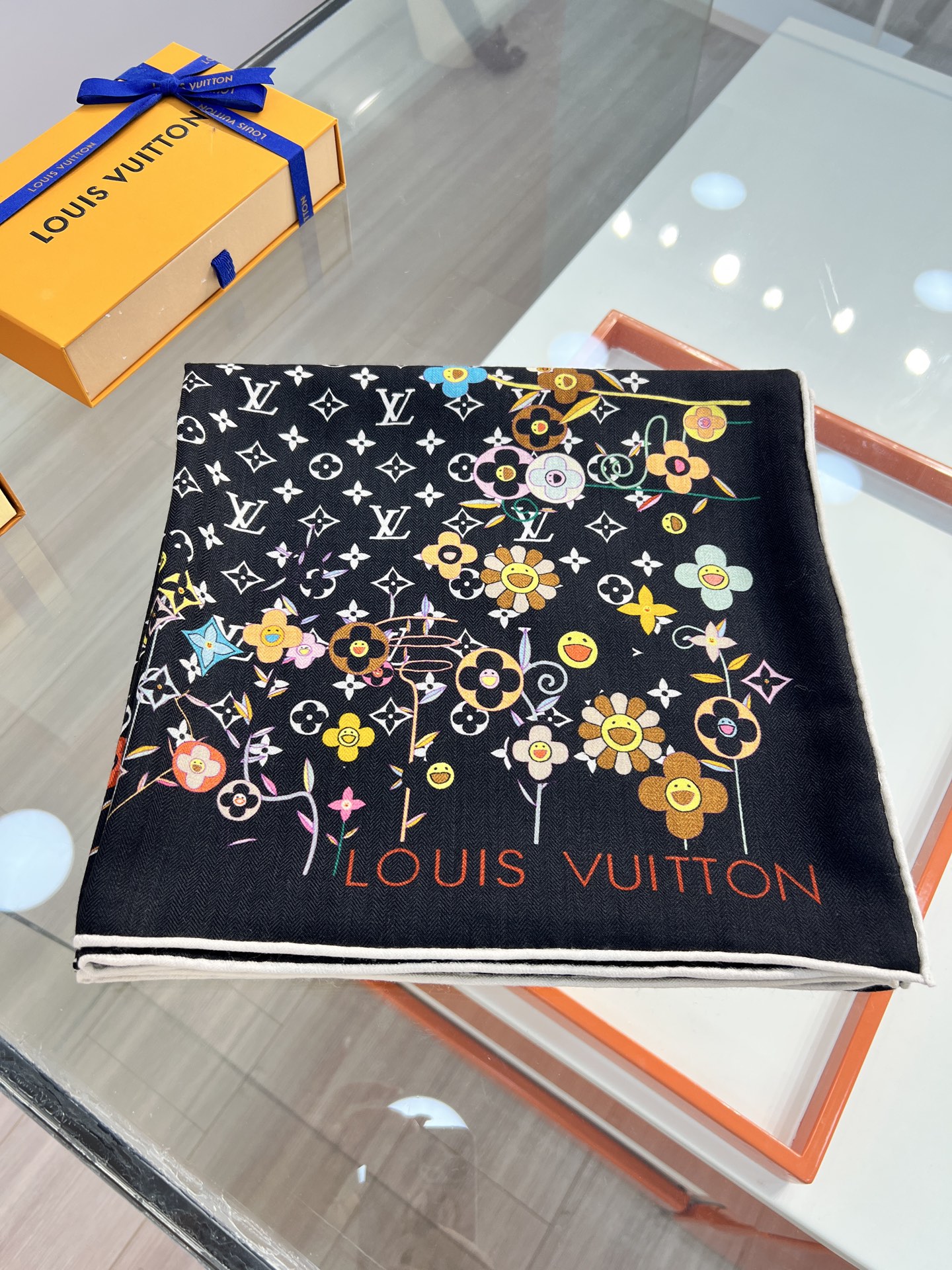 Louis Vuitton LV x TM Monogram Superflat Flowers 方巾出自路易威登与村上隆携手呈现的合作系列