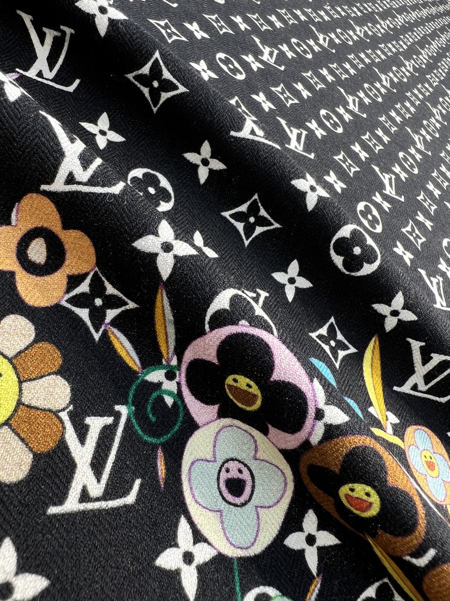 Louis Vuitton LV x TM Monogram Superflat Flowers 方巾出自路易威登与村上隆携手呈现的合作系列