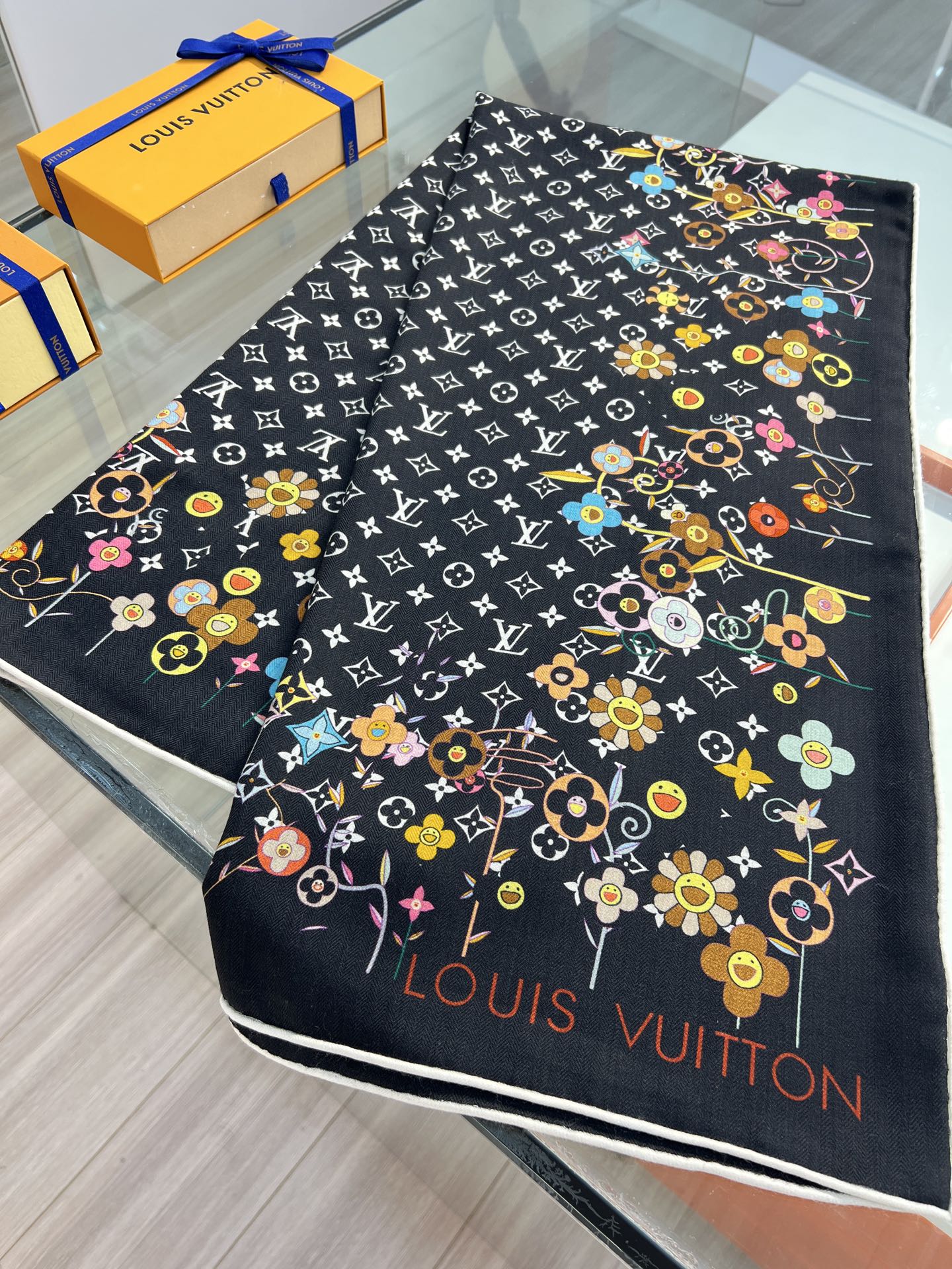 Louis Vuitton LV x TM Monogram Superflat Flowers 方巾出自路易威登与村上隆携手呈现的合作系列