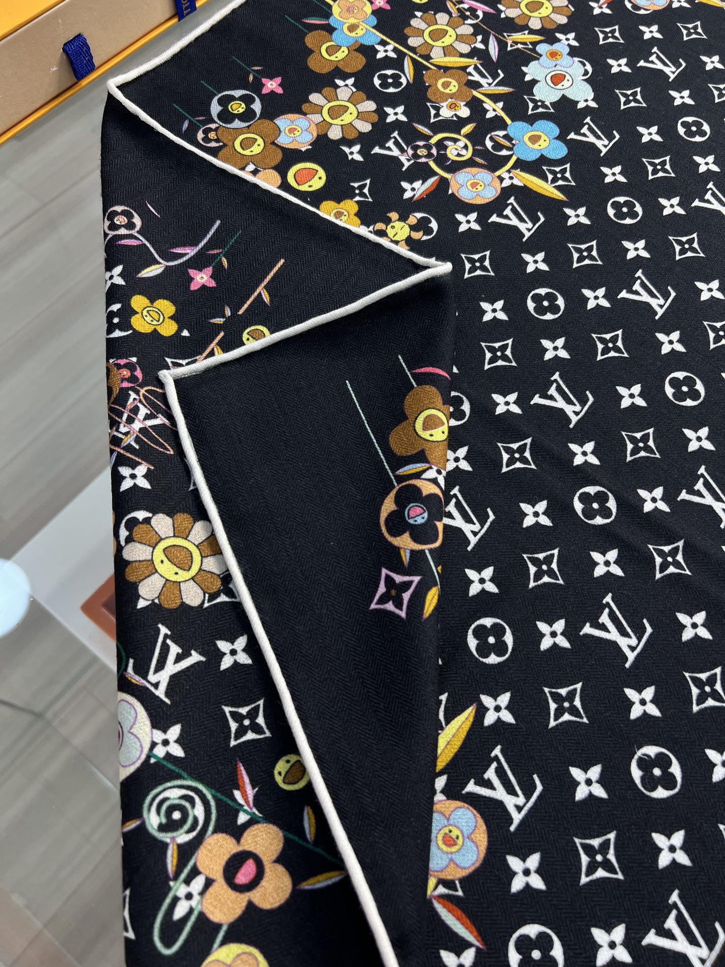Louis Vuitton LV x TM Monogram Superflat Flowers 方巾出自路易威登与村上隆携手呈现的合作系列