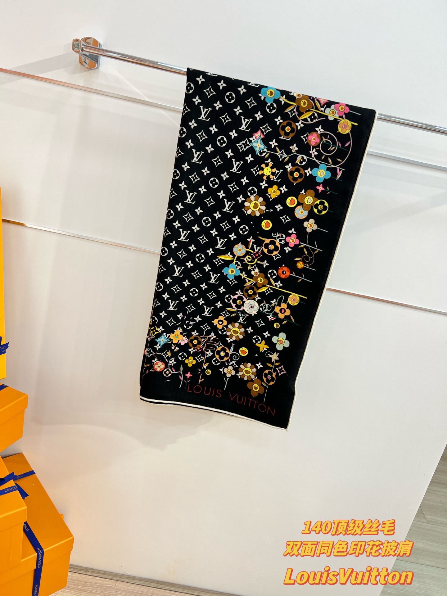 Louis Vuitton LV x TM Monogram Superflat Flowers 方巾出自路易威登与村上隆携手呈现的合作系列