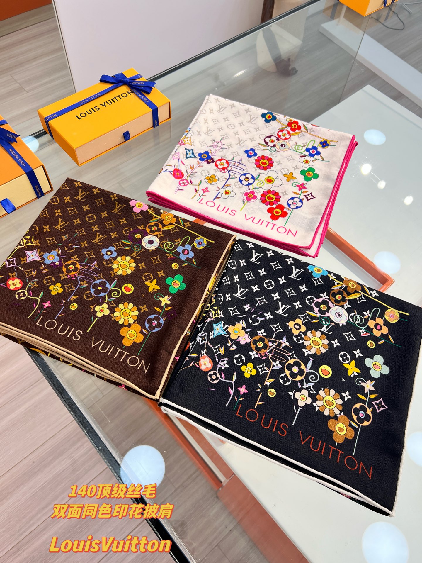 Louis Vuitton LV x TM Monogram Superflat Flowers 方巾出自路易威登与村上隆携手呈现的合作系列