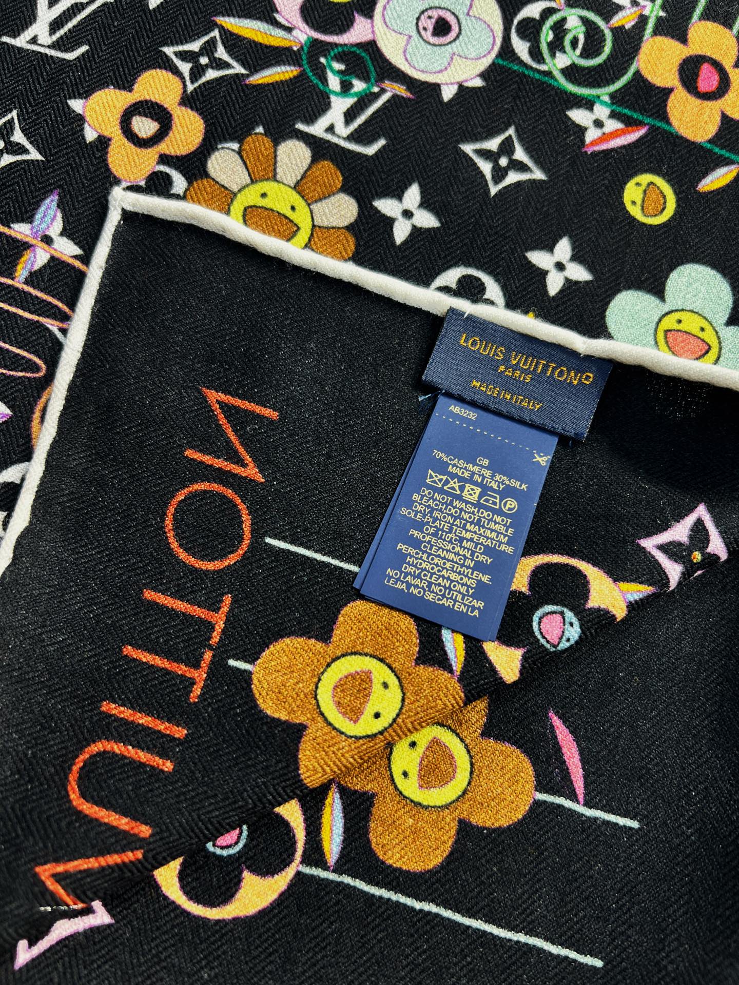 Louis Vuitton LV x TM Monogram Superflat Flowers 方巾出自路易威登与村上隆携手呈现的合作系列