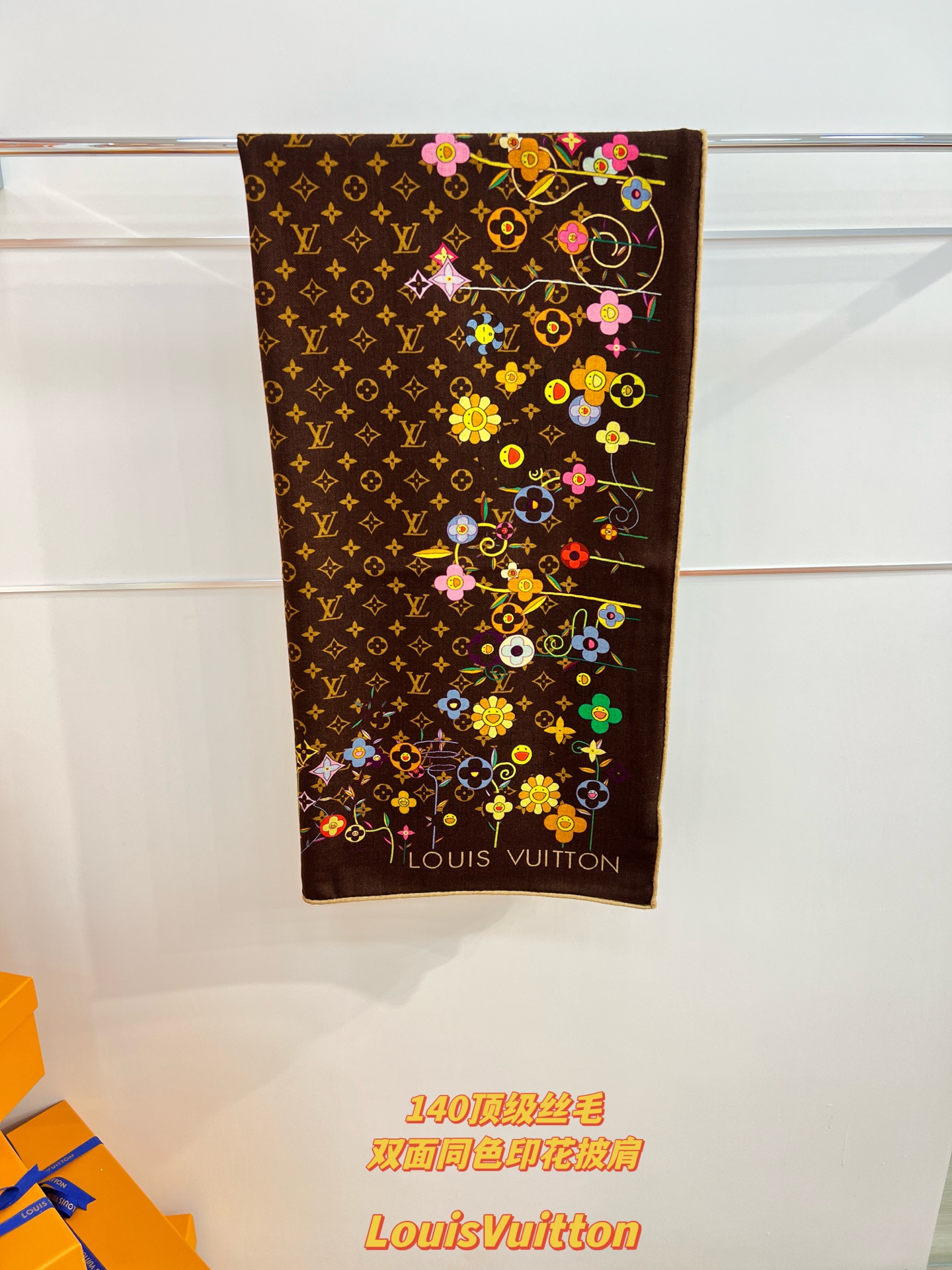 Louis Vuitton LV x TM Monogram Superflat Flowers 方巾出自路易威登与村上隆携手呈现的合作系列