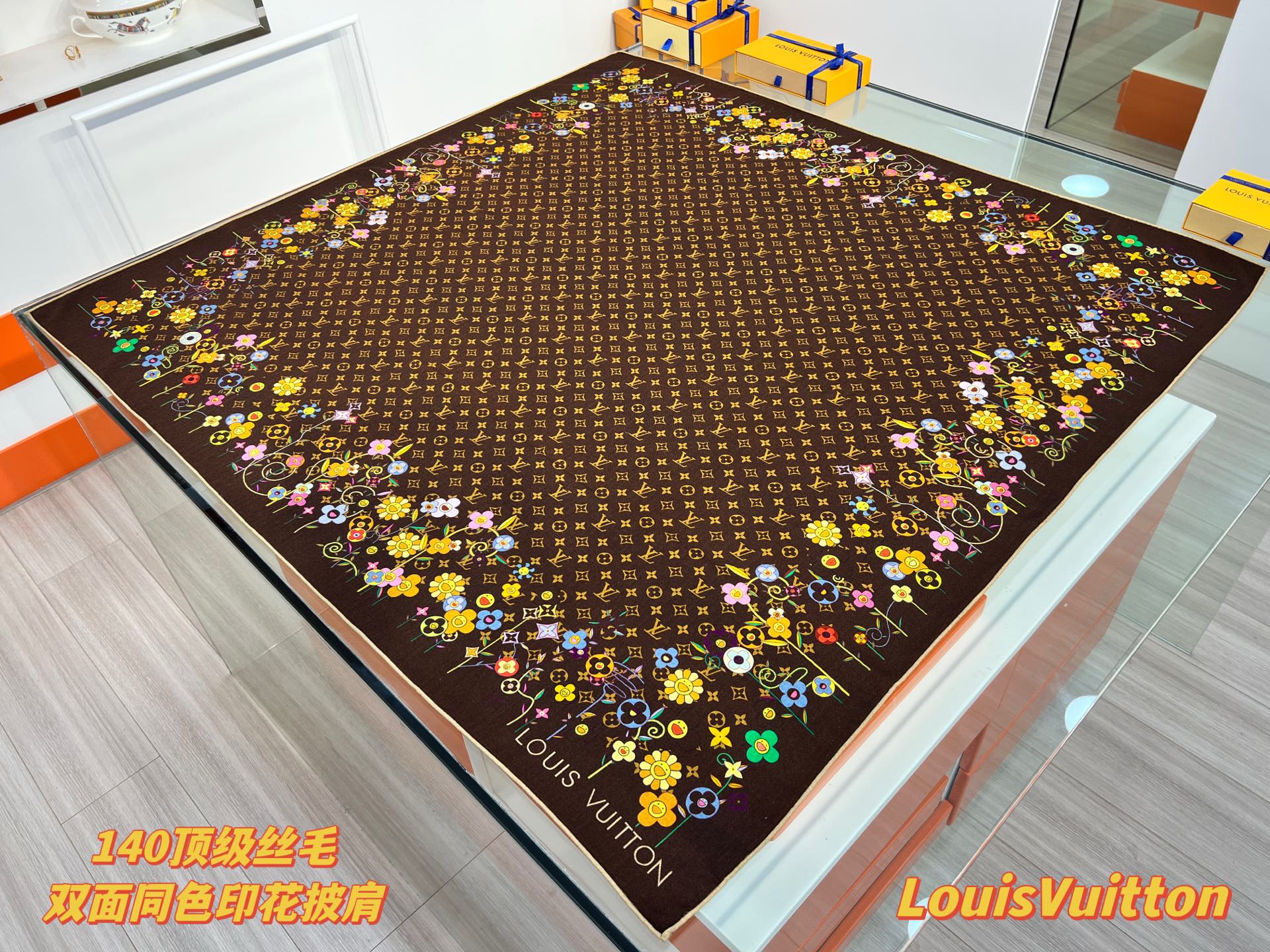 Louis Vuitton LV x TM Monogram Superflat Flowers 方巾出自路易威登与村上隆携手呈现的合作系列