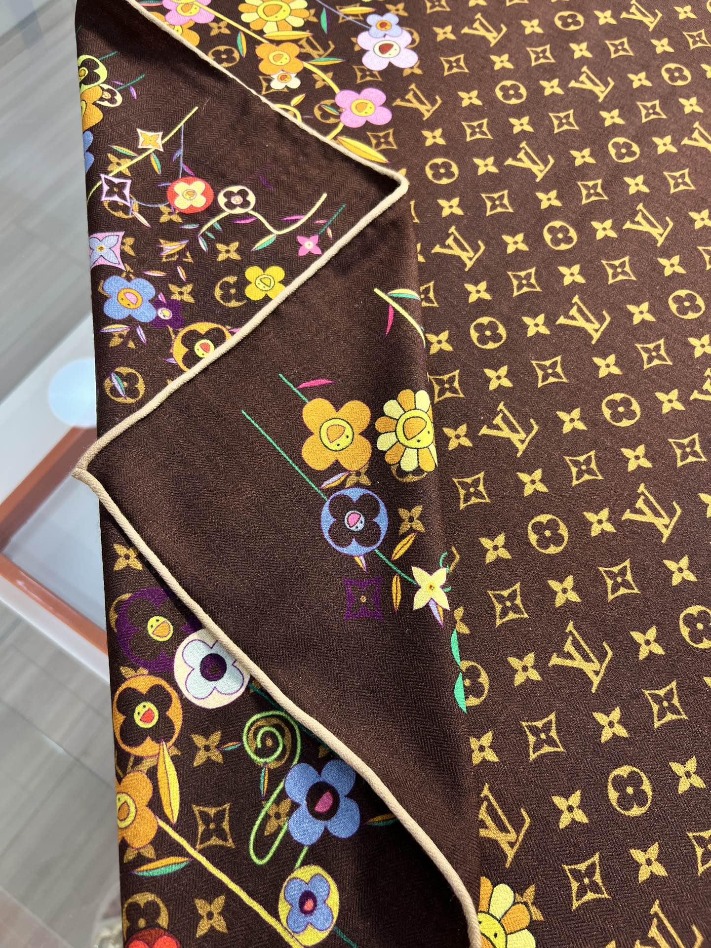 Louis Vuitton LV x TM Monogram Superflat Flowers 方巾出自路易威登与村上隆携手呈现的合作系列