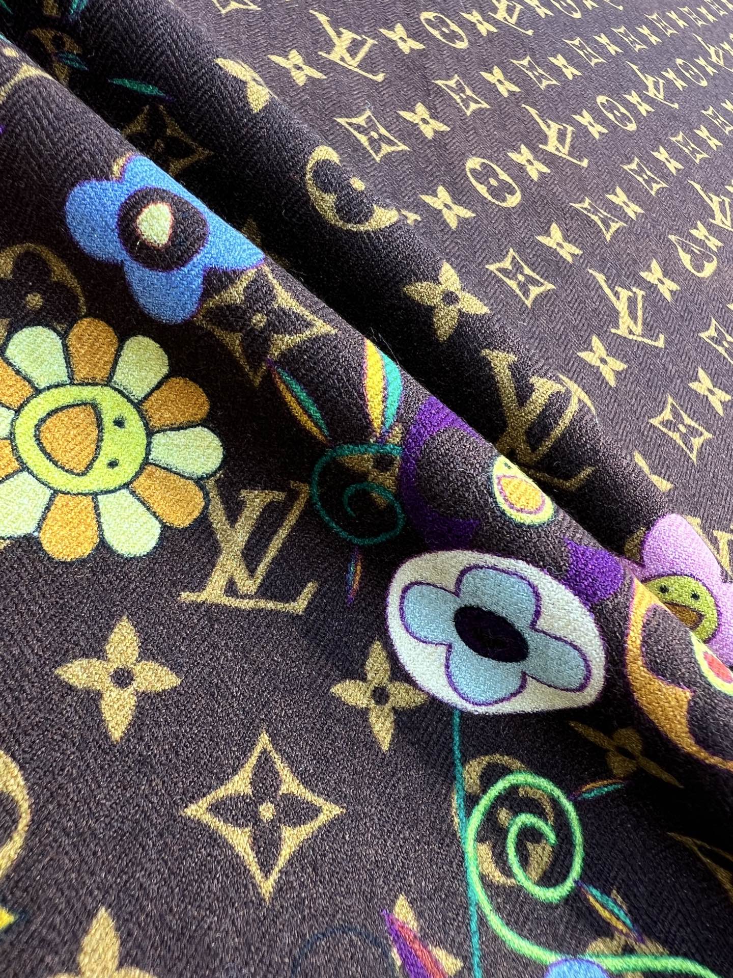 Louis Vuitton LV x TM Monogram Superflat Flowers 方巾出自路易威登与村上隆携手呈现的合作系列