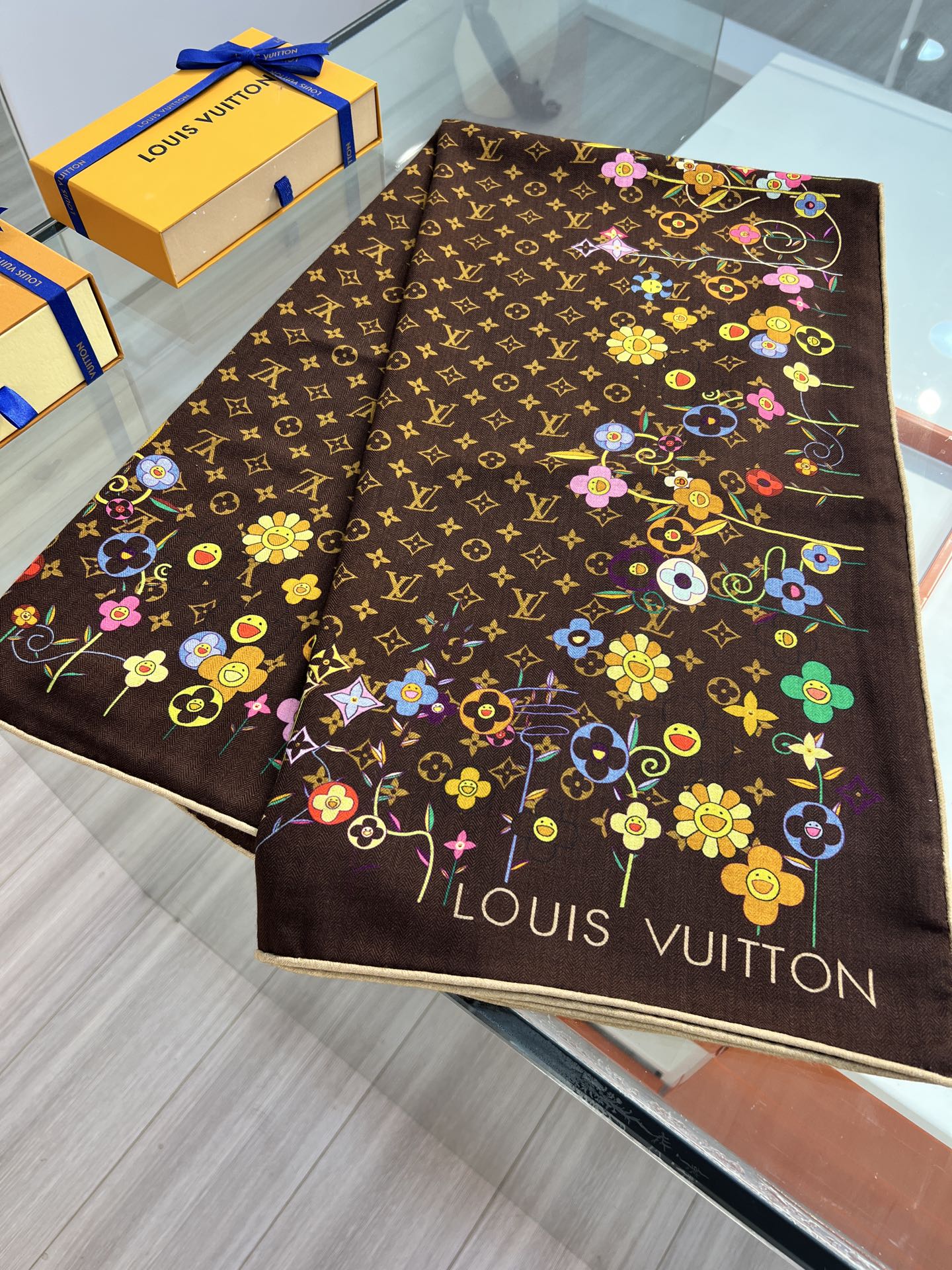 Louis Vuitton LV x TM Monogram Superflat Flowers 方巾出自路易威登与村上隆携手呈现的合作系列