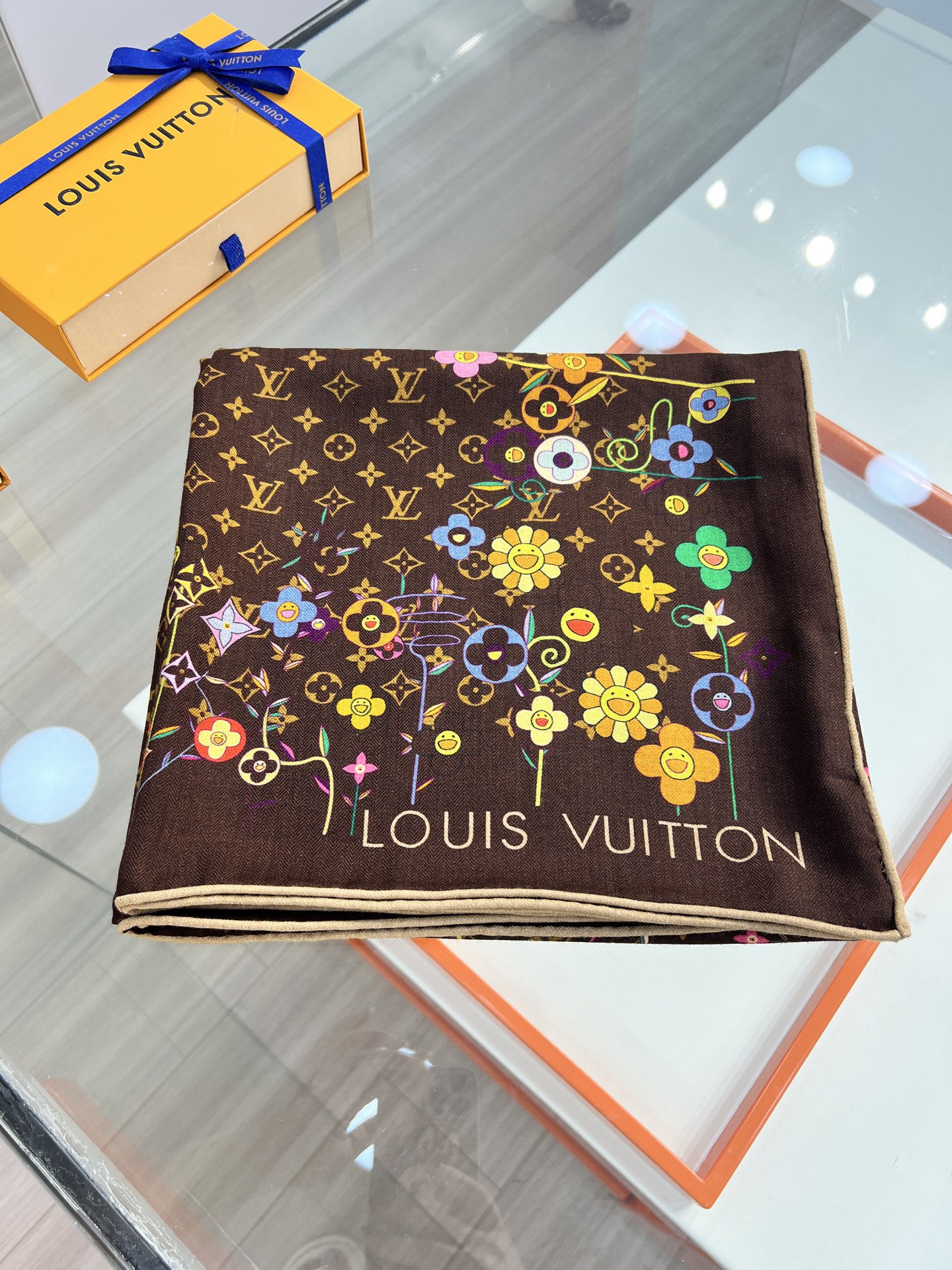 Louis Vuitton LV x TM Monogram Superflat Flowers 方巾出自路易威登与村上隆携手呈现的合作系列