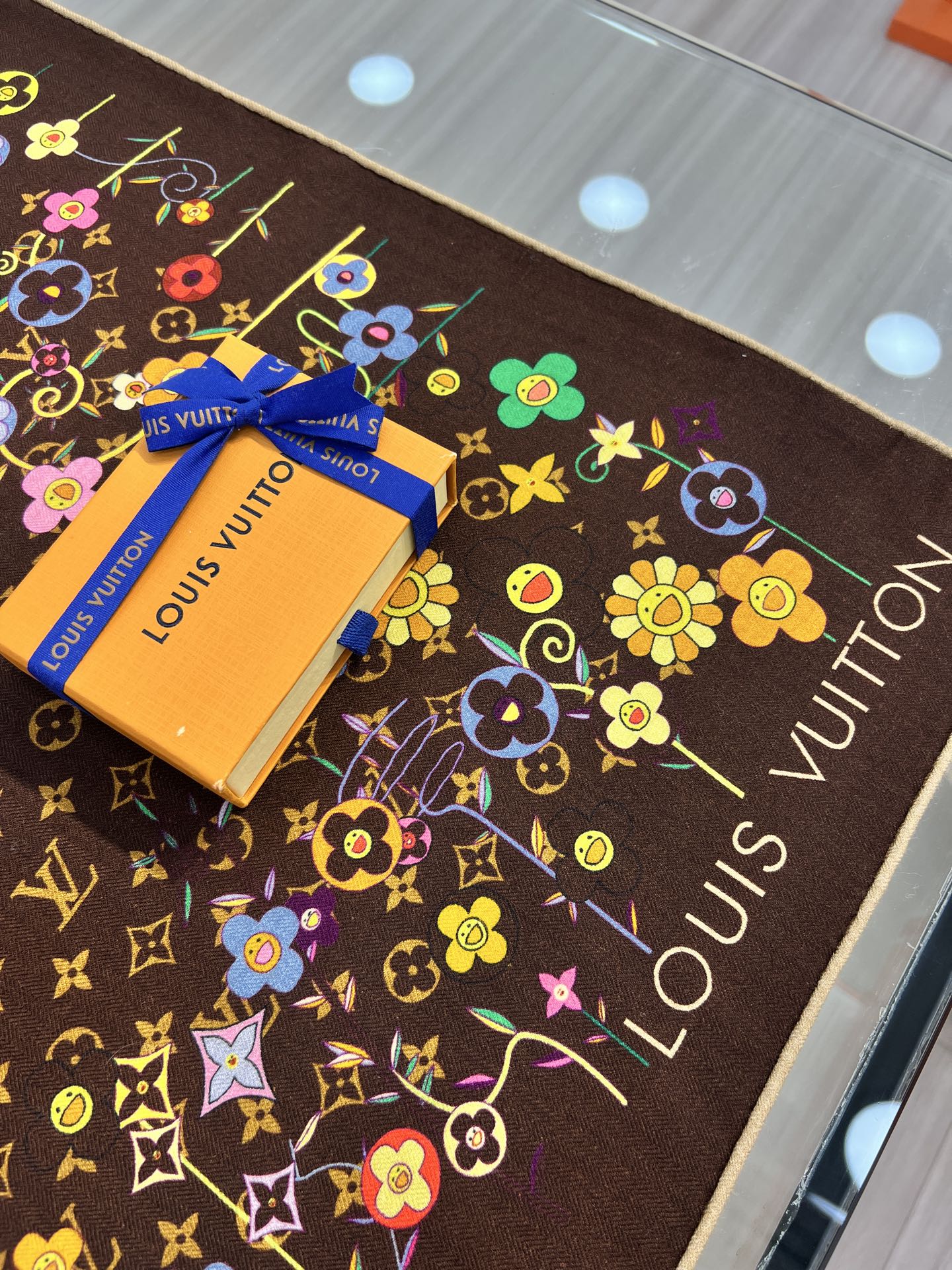 Louis Vuitton LV x TM Monogram Superflat Flowers 方巾出自路易威登与村上隆携手呈现的合作系列