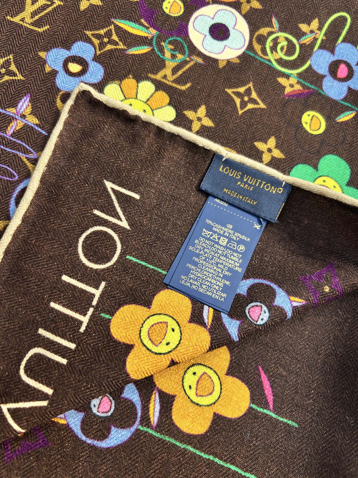 Louis Vuitton LV x TM Monogram Superflat Flowers 方巾出自路易威登与村上隆携手呈现的合作系列
