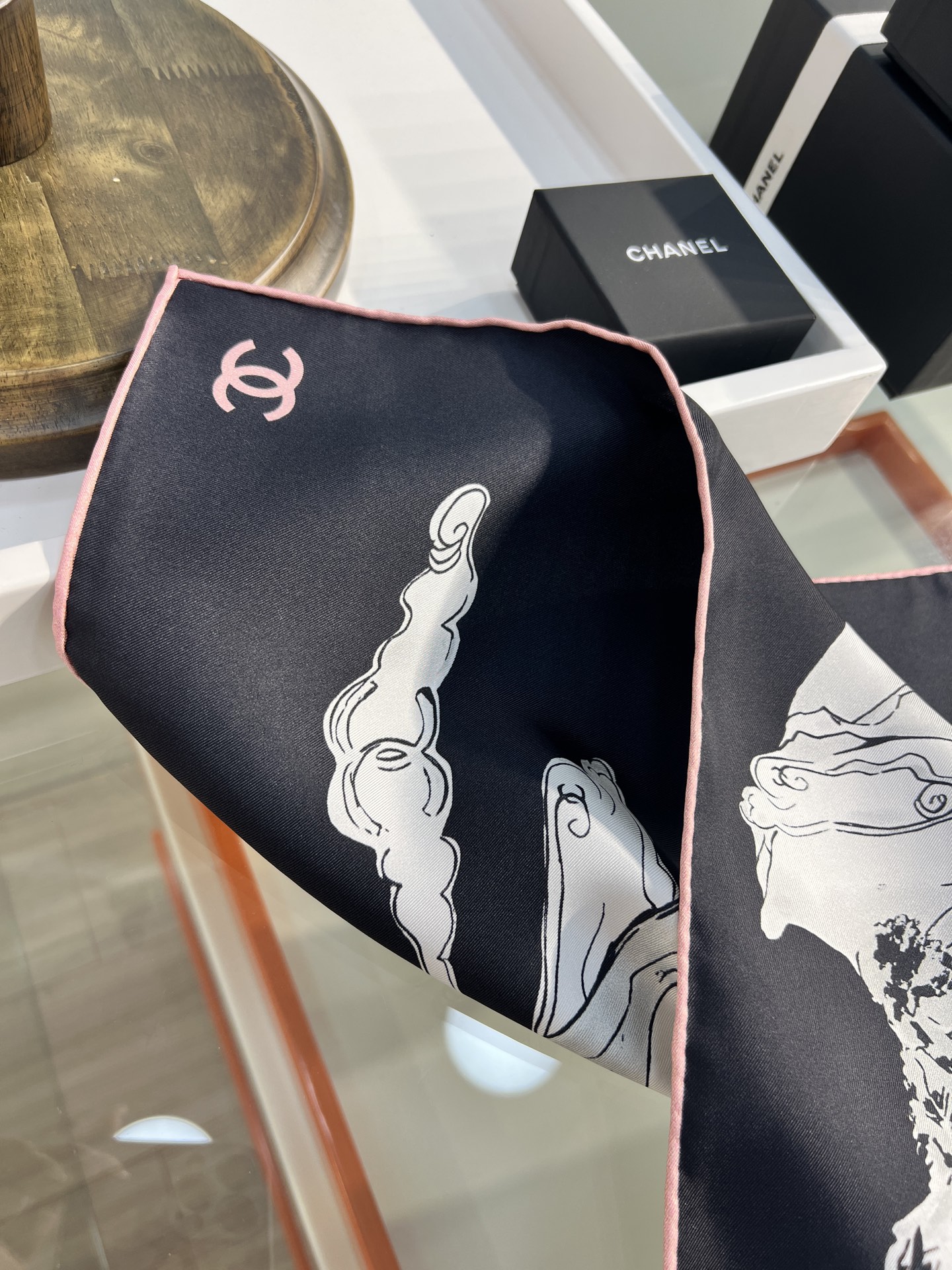 Chanel 25高级手工坊系列
90方形围巾 【18mm顶级真丝双面同色】
真丝斜纹布黑、多色与白

