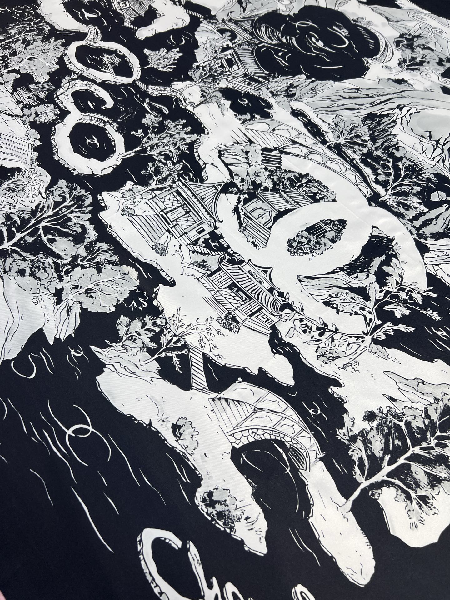 Chanel 25高级手工坊系列
90方形围巾 【18mm顶级真丝双面同色】
真丝斜纹布黑、多色与白

