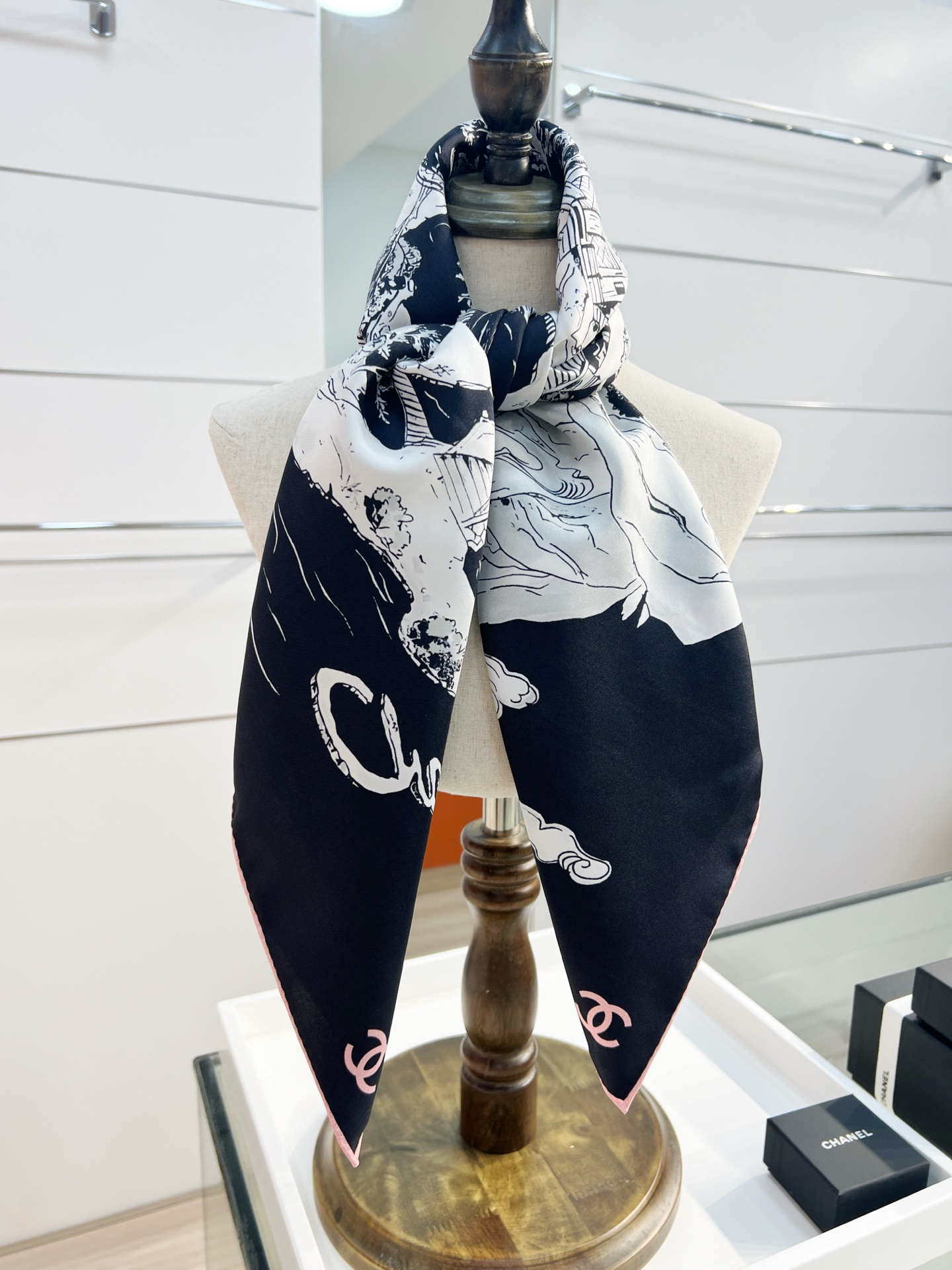 Chanel 25高级手工坊系列
90方形围巾 【18mm顶级真丝双面同色】
真丝斜纹布黑、多色与白

